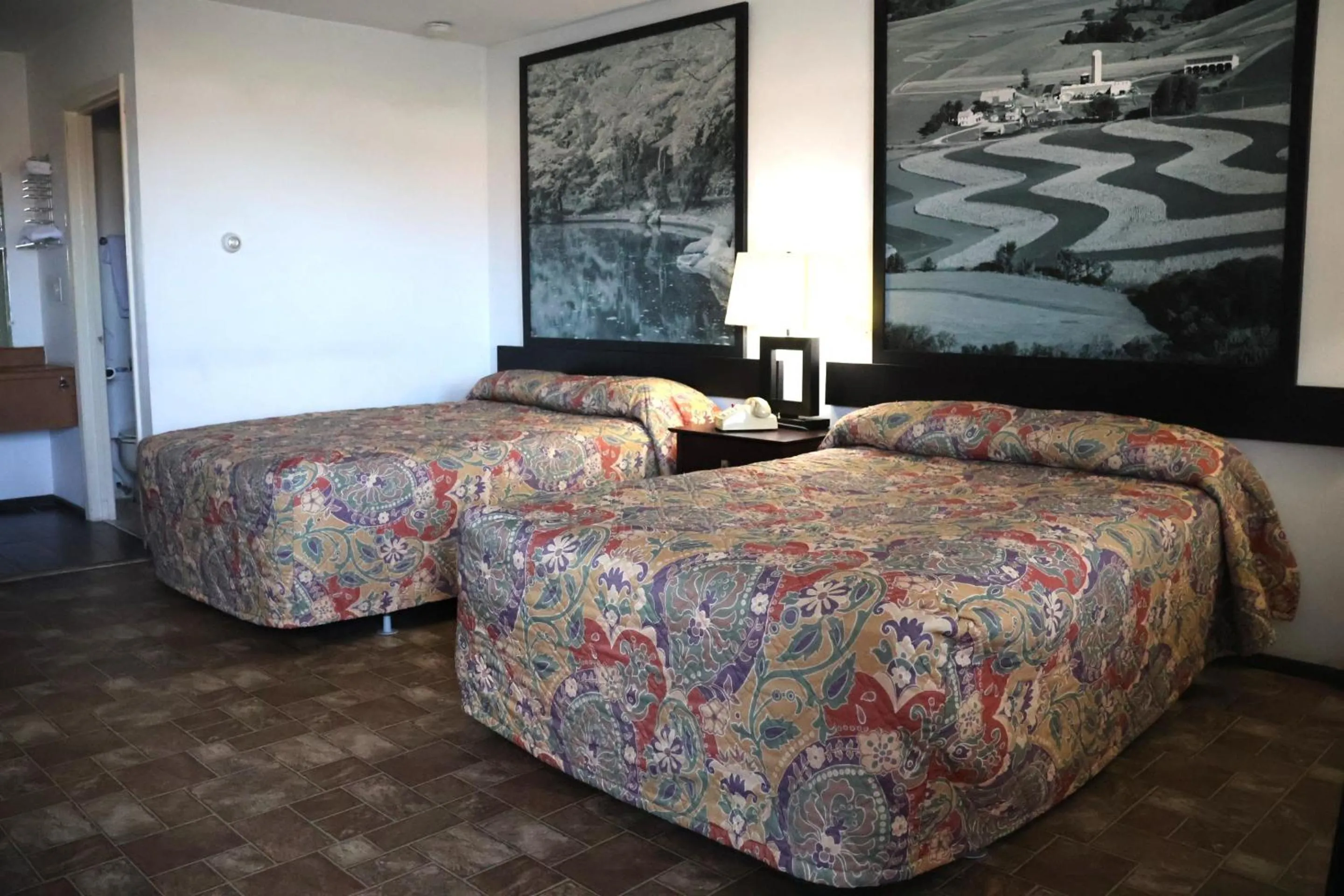 2 Full Bed in Hotel O Oskaloosa Near Eddyville