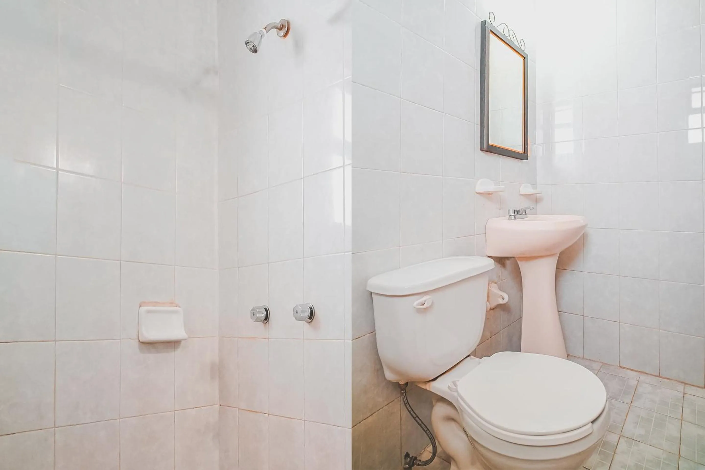 Bathroom in Capital O Los Angeles, Chiapa de Corzo