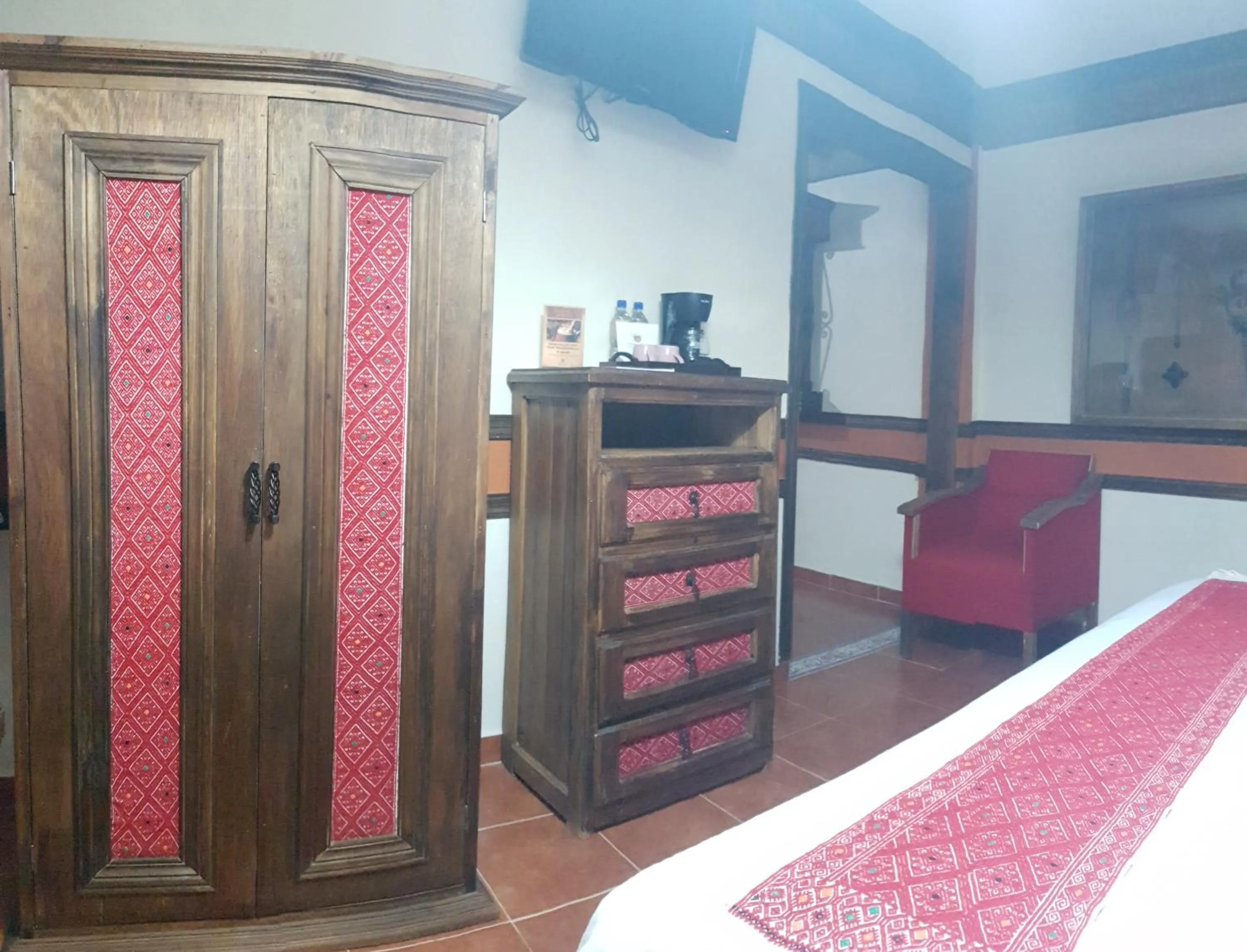 wardrobe, Bed in Nuestras Raíces Hotel - Museo - Restaurante