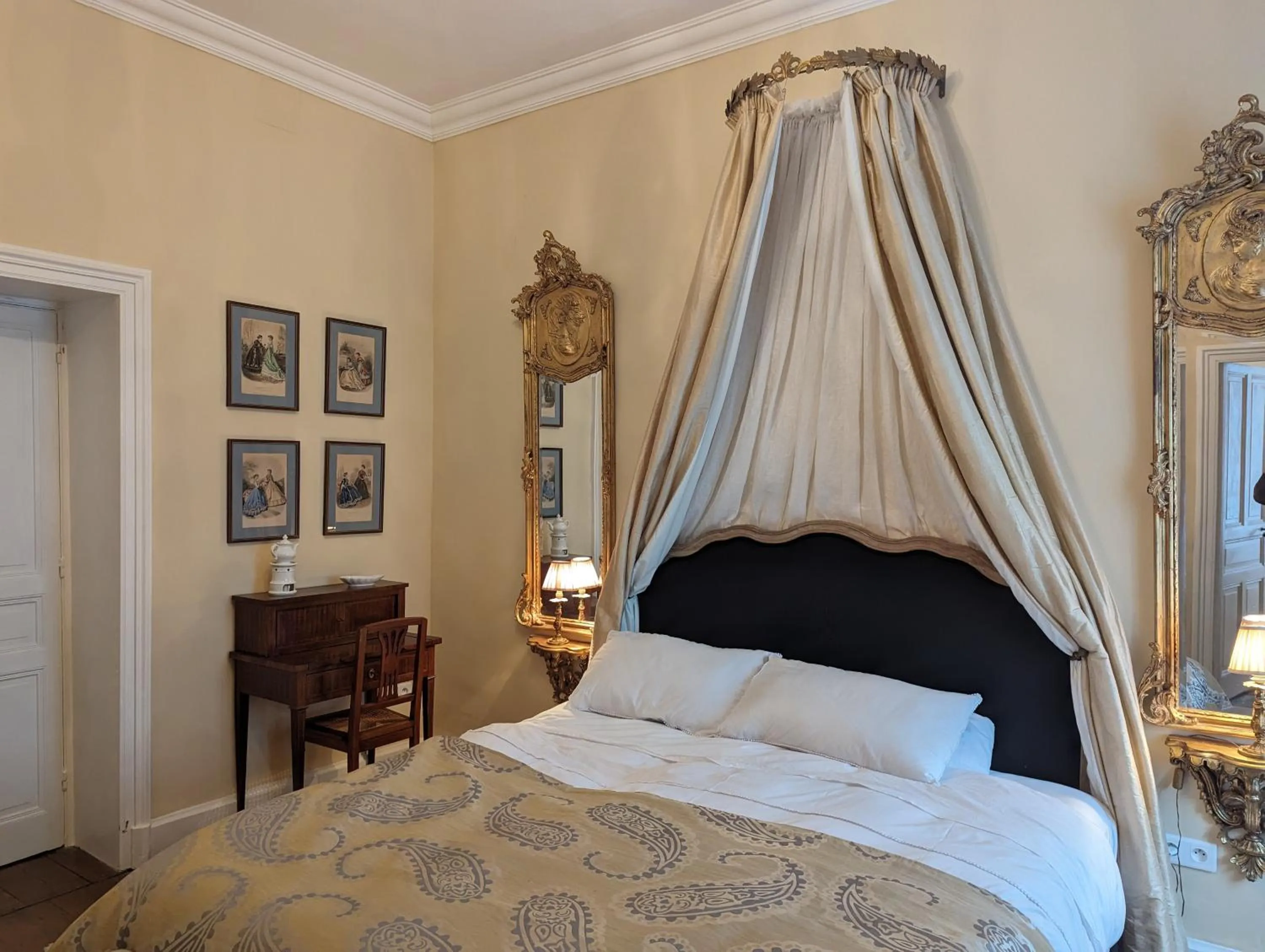 Bed in Chateau de Thuries