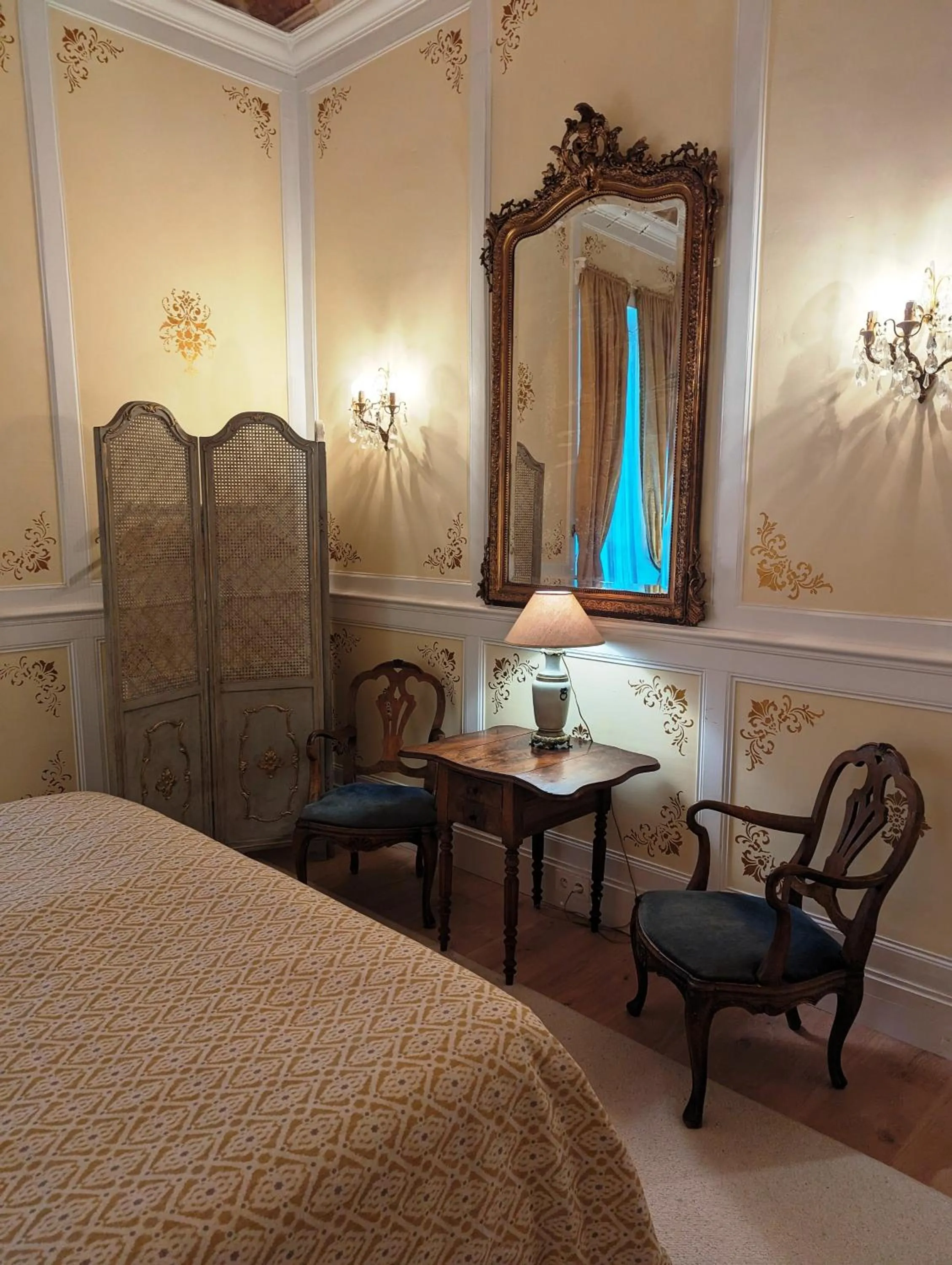 Bed in Chateau de Thuries