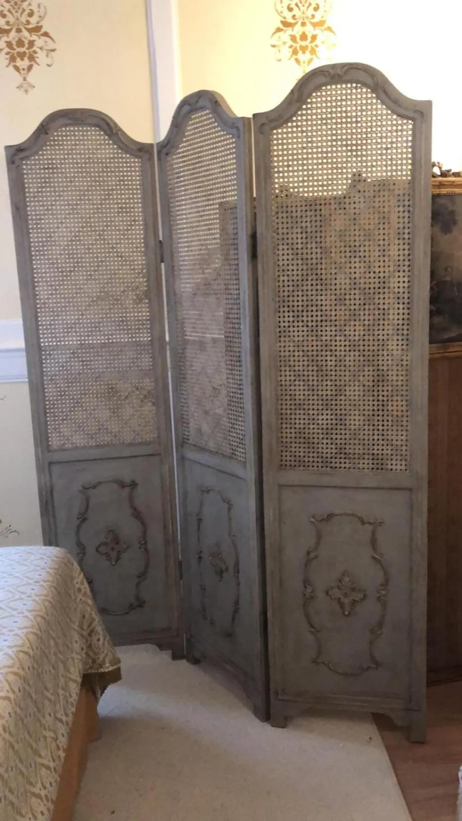 Bed in Chateau de Thuries