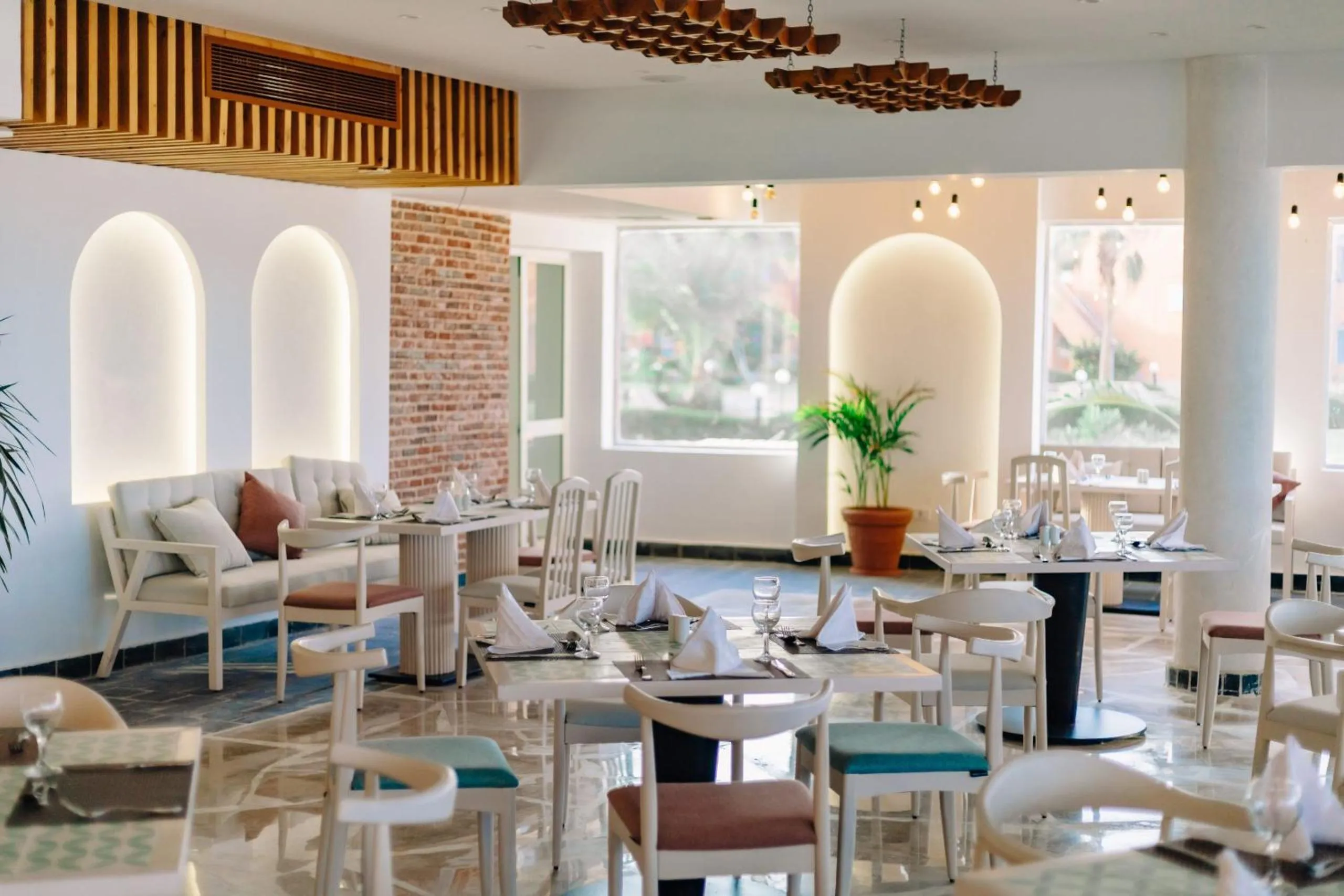 Restaurant/places to eat in Three Corners Happy Life Beach Resort