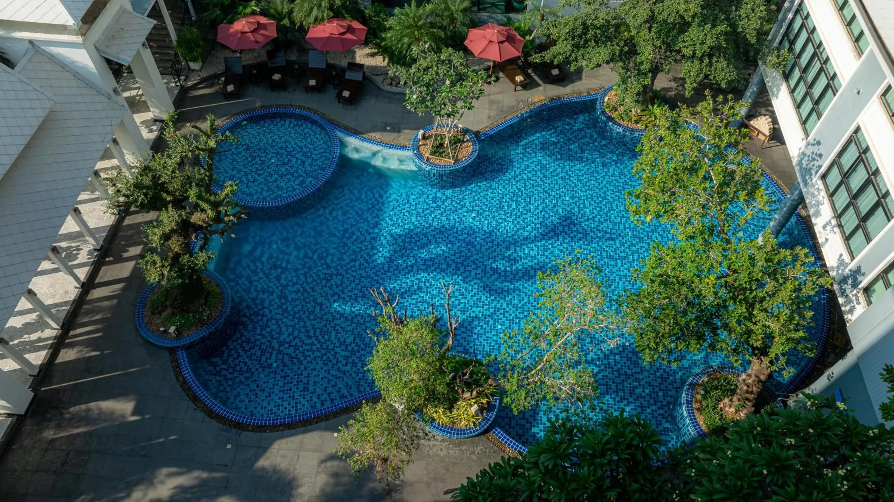 Swimming pool in Bay Beach Resort Jomtien