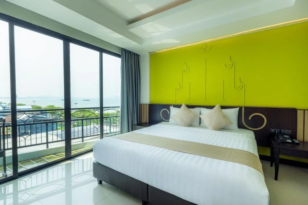 Bed in Bay Beach Resort Jomtien