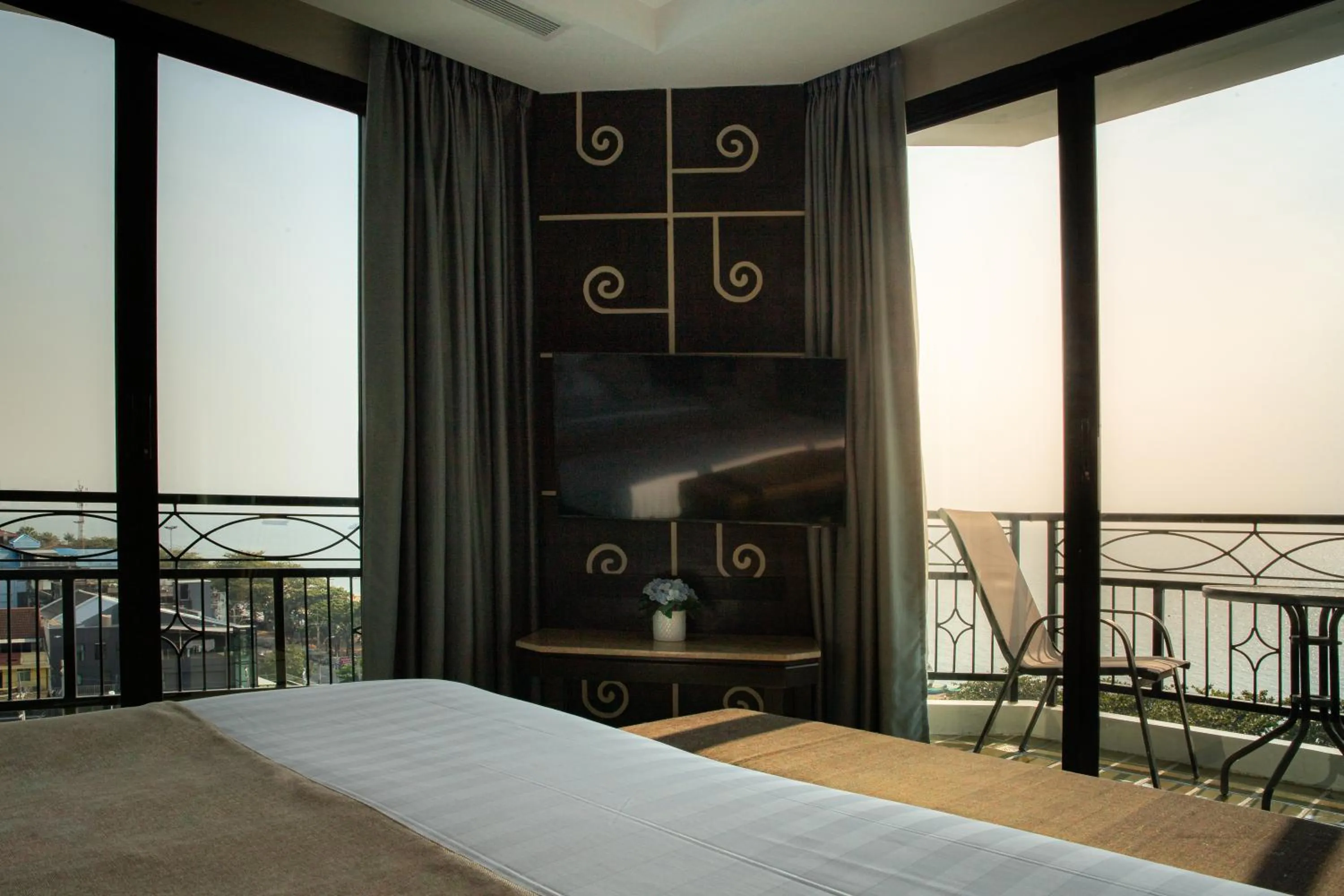 Photo of the whole room, Bed in Bay Beach Resort Jomtien