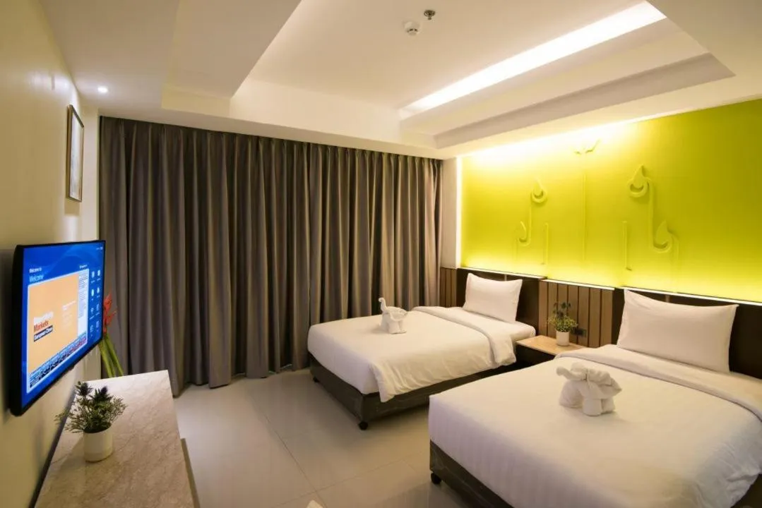 Bedroom, Bed in Bay Beach Resort Jomtien