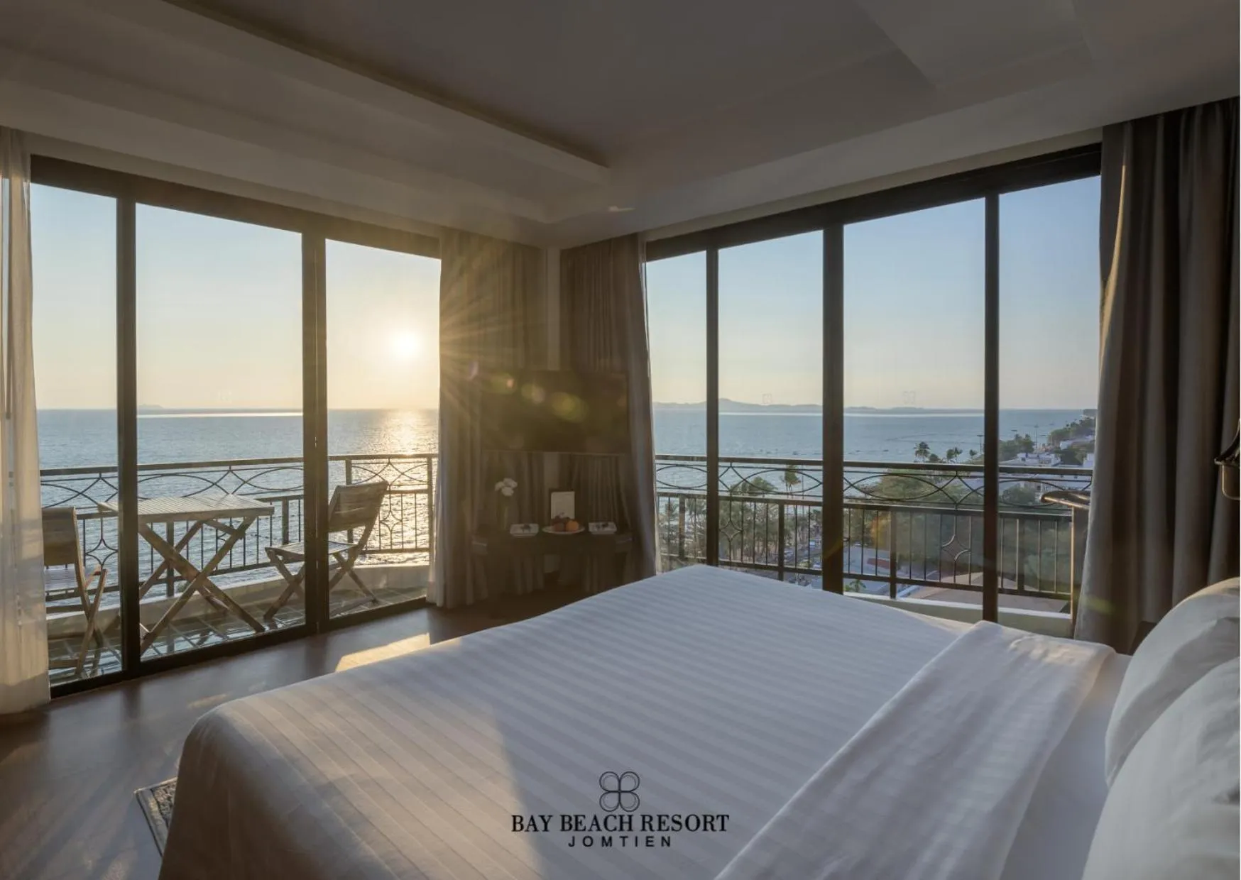 Bed in Bay Beach Resort Jomtien