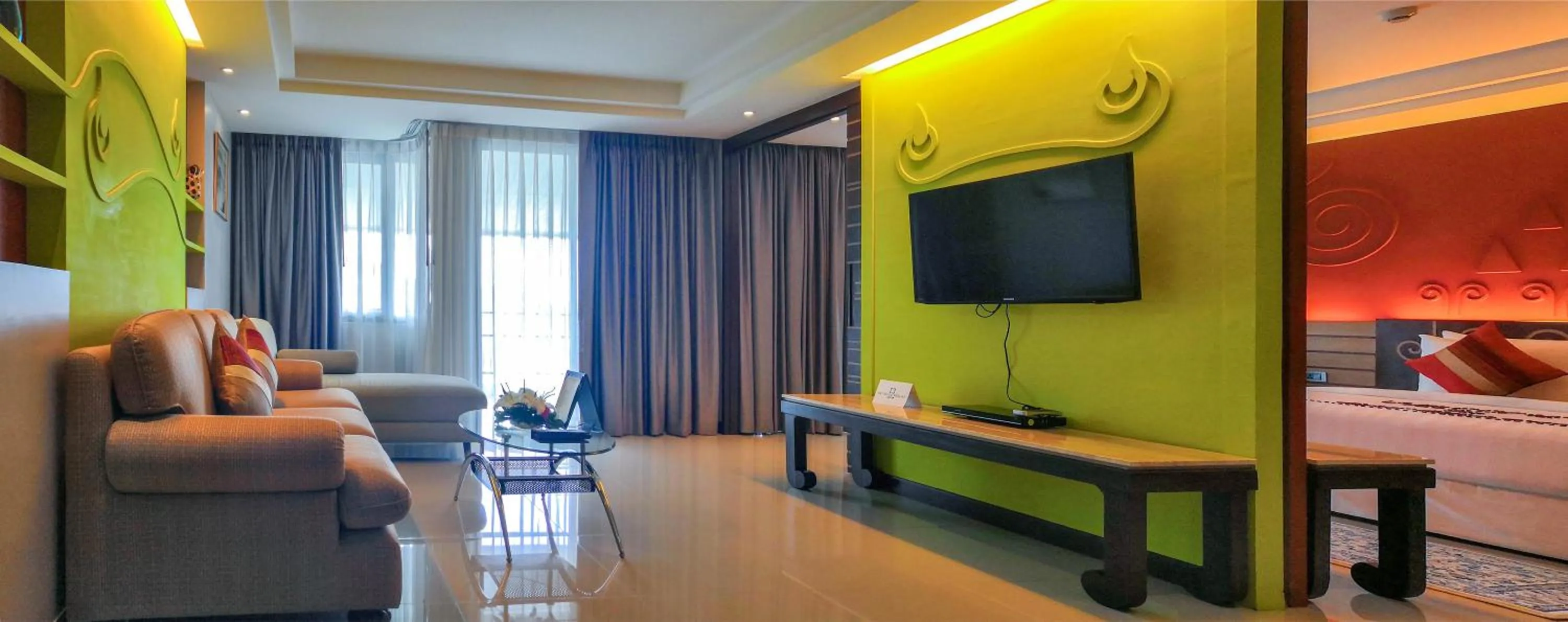 Living room, Bed in Bay Beach Resort Jomtien