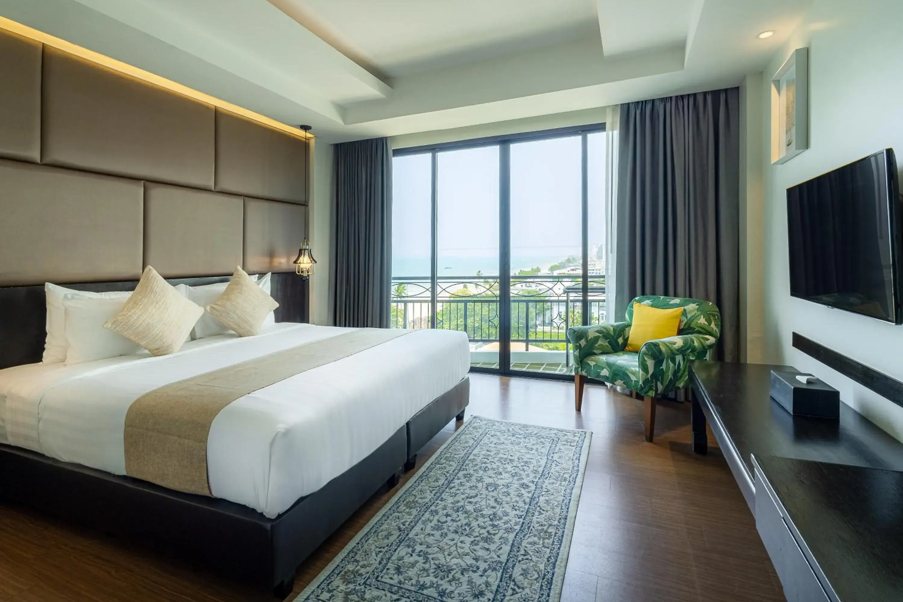 Deluxe Double Room with Side Sea View in Bay Beach Resort Jomtien Deluxe Double Room with Side Sea View in Bay Beach Resort Jomtien