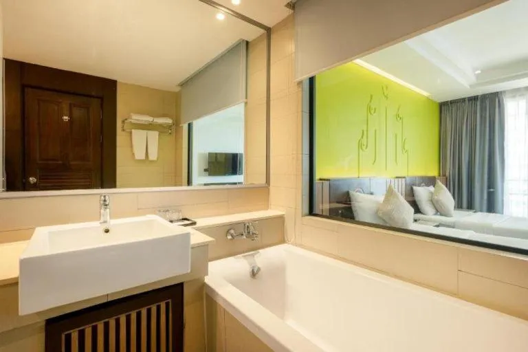 Bed in Bay Beach Resort Jomtien