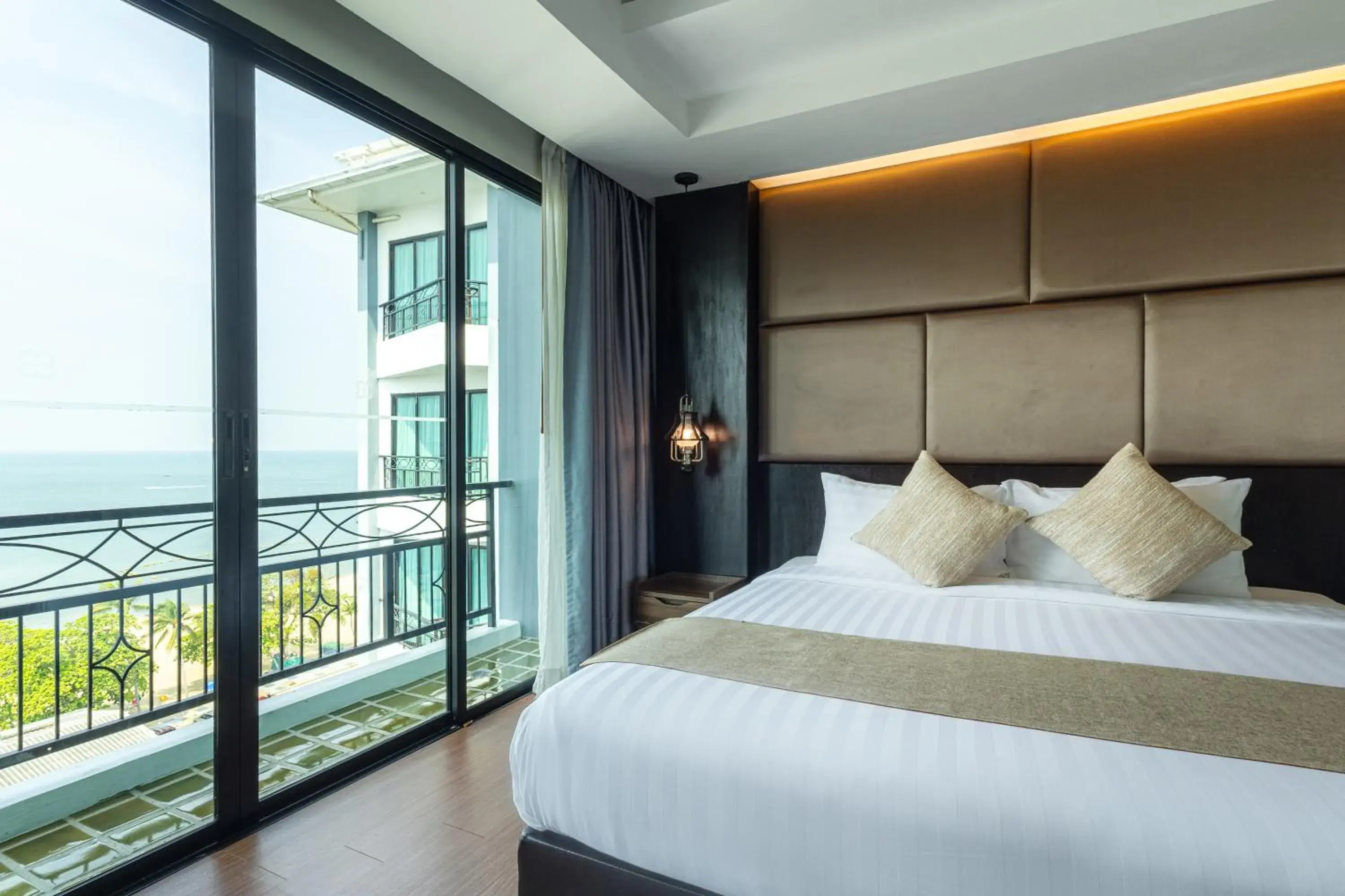 Deluxe Seaview in Bay Beach Resort Jomtien Deluxe Seaview in Bay Beach Resort Jomtien