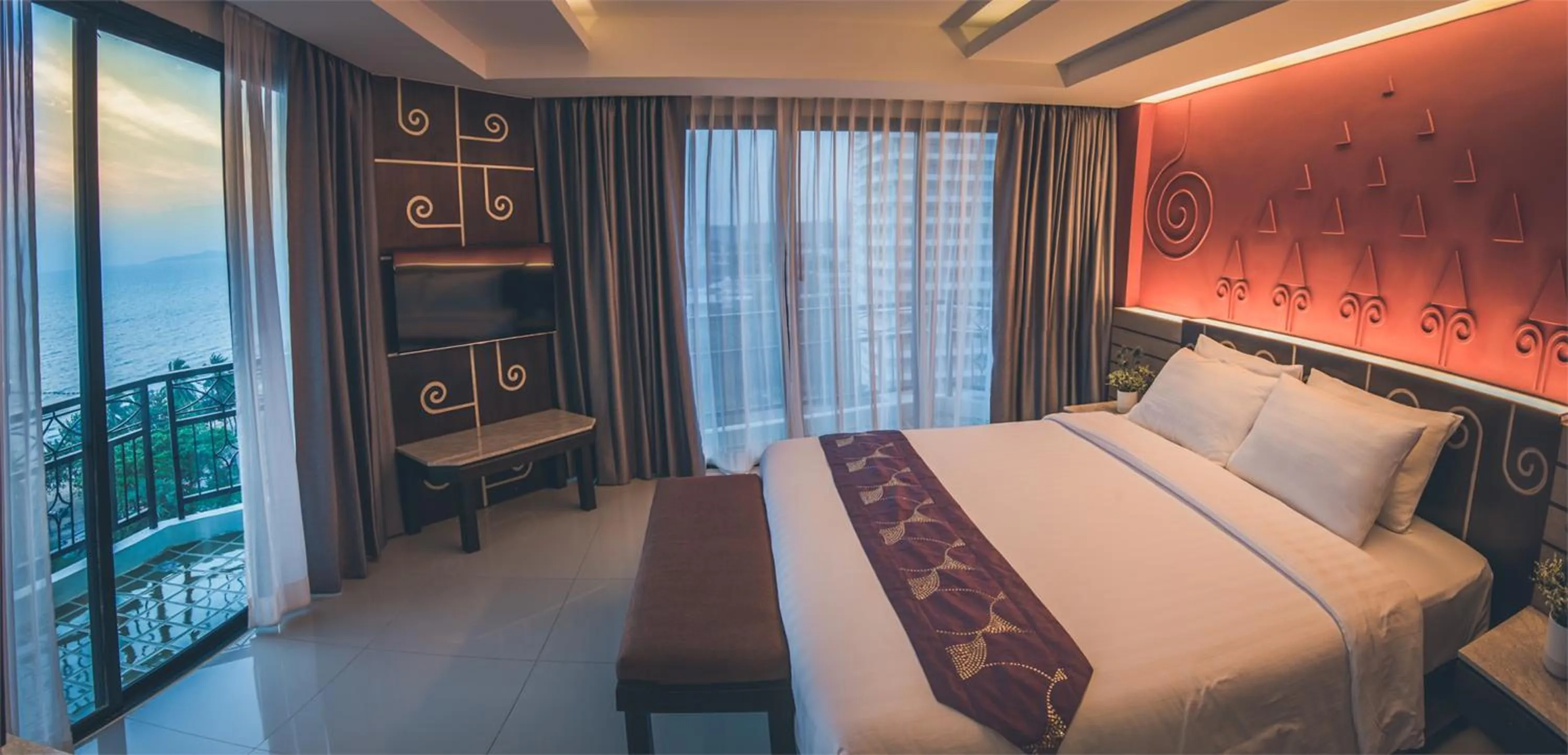 Bedroom, Bed in Bay Beach Resort Jomtien