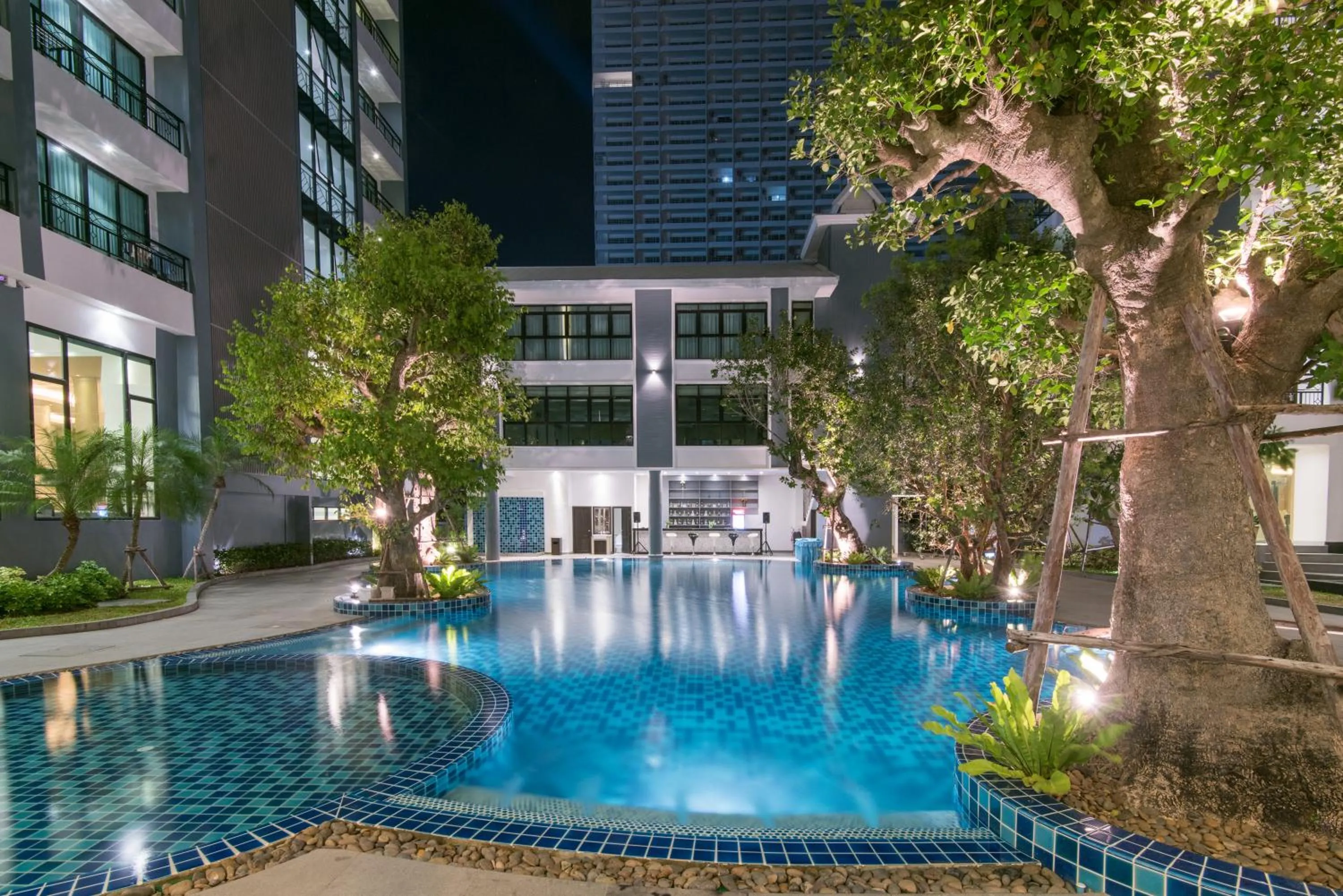 Swimming pool in Bay Beach Resort Jomtien
