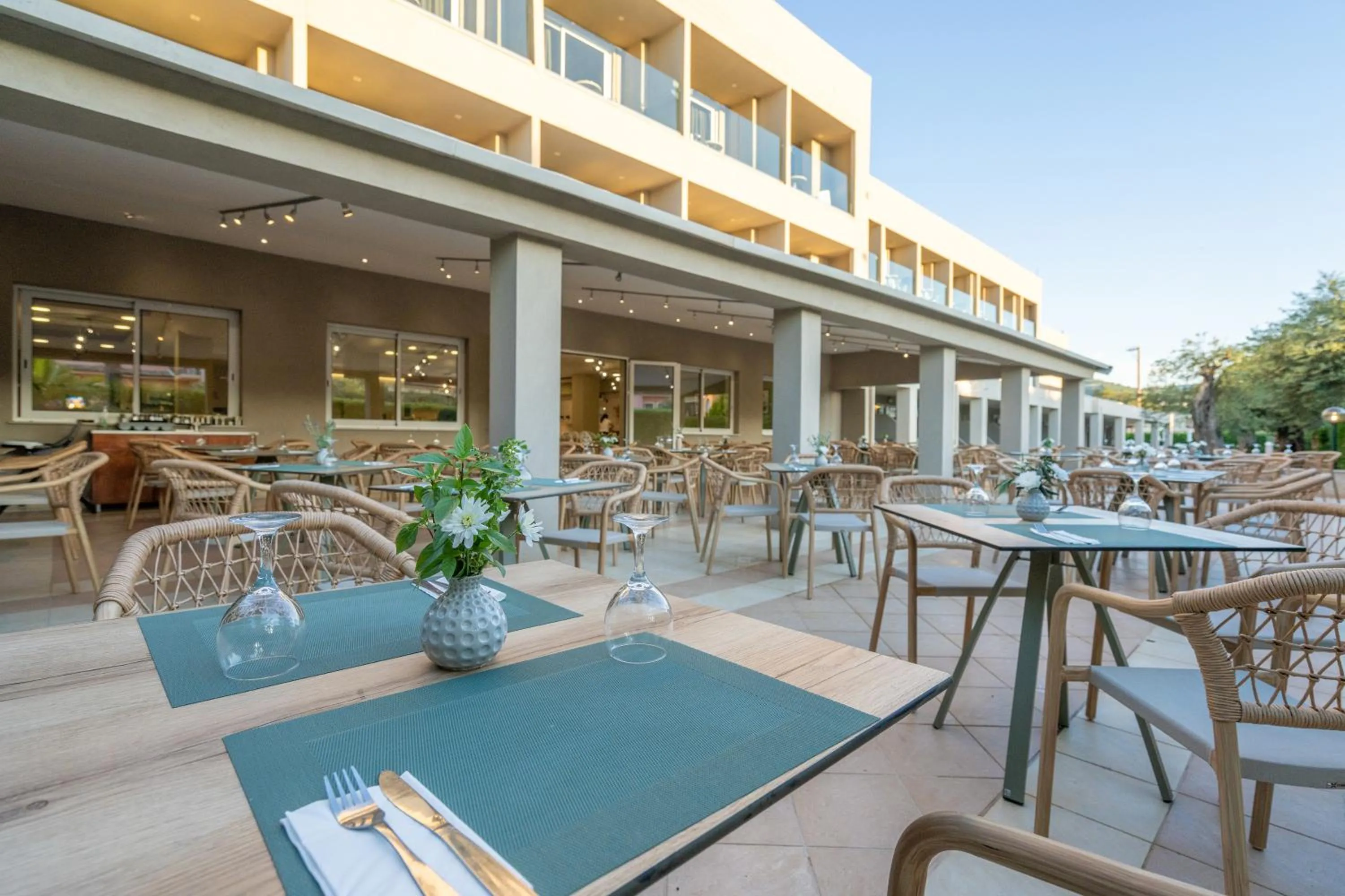 Restaurant/places to eat in CNic Gemini Hotel