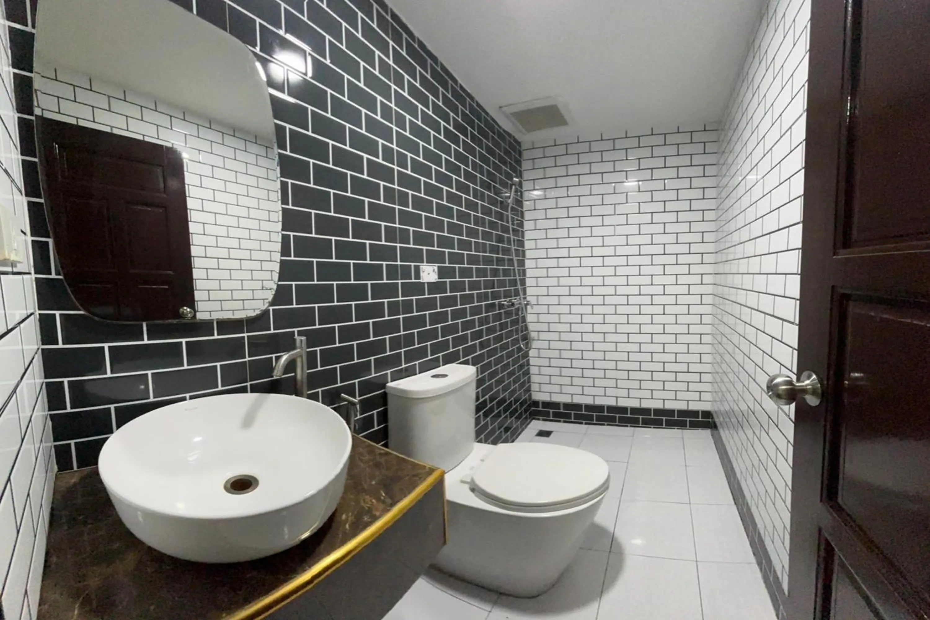 Shower in Papa Ji Hotel and Restaurant