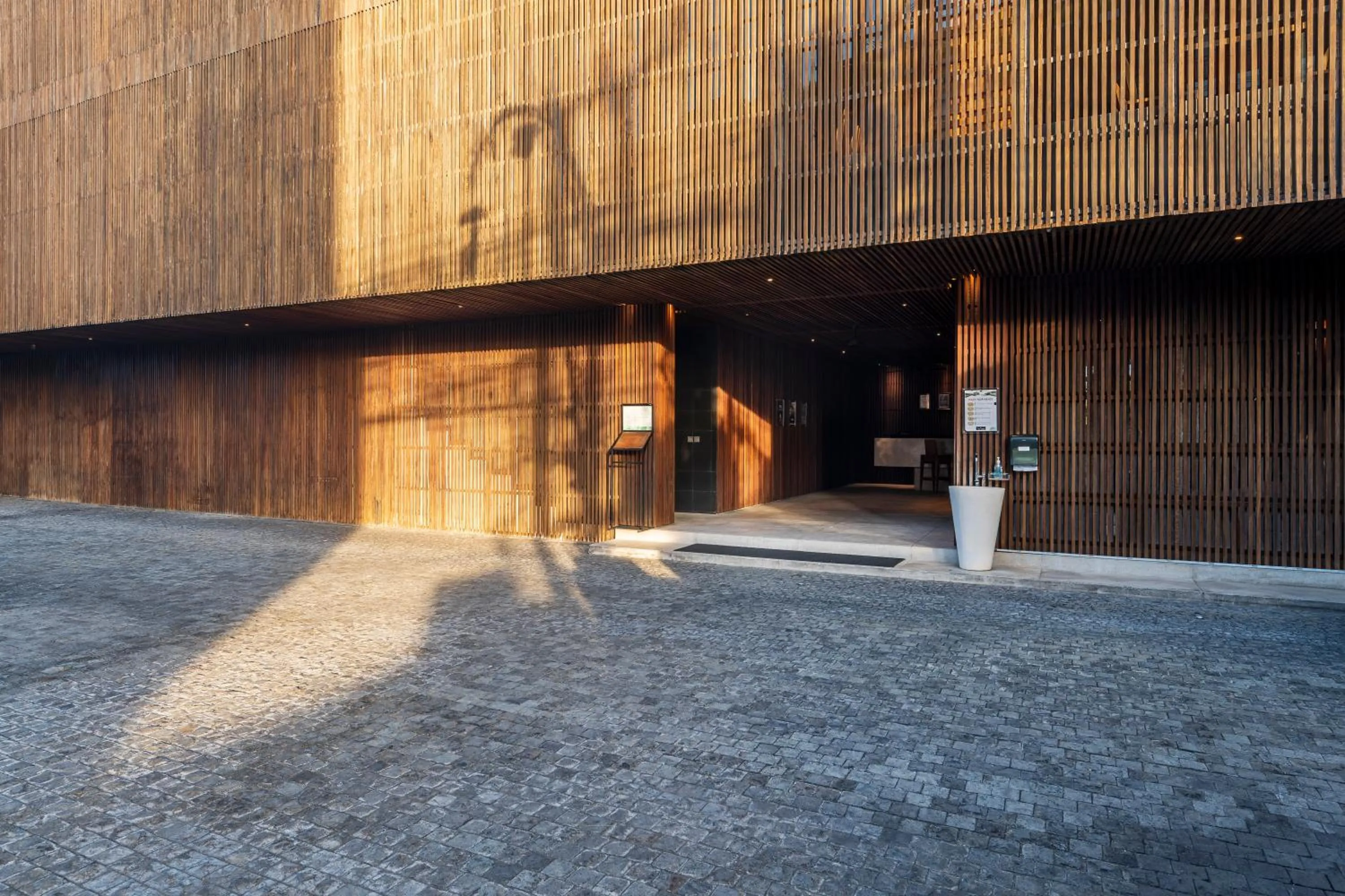 Facade/entrance in One Eleven