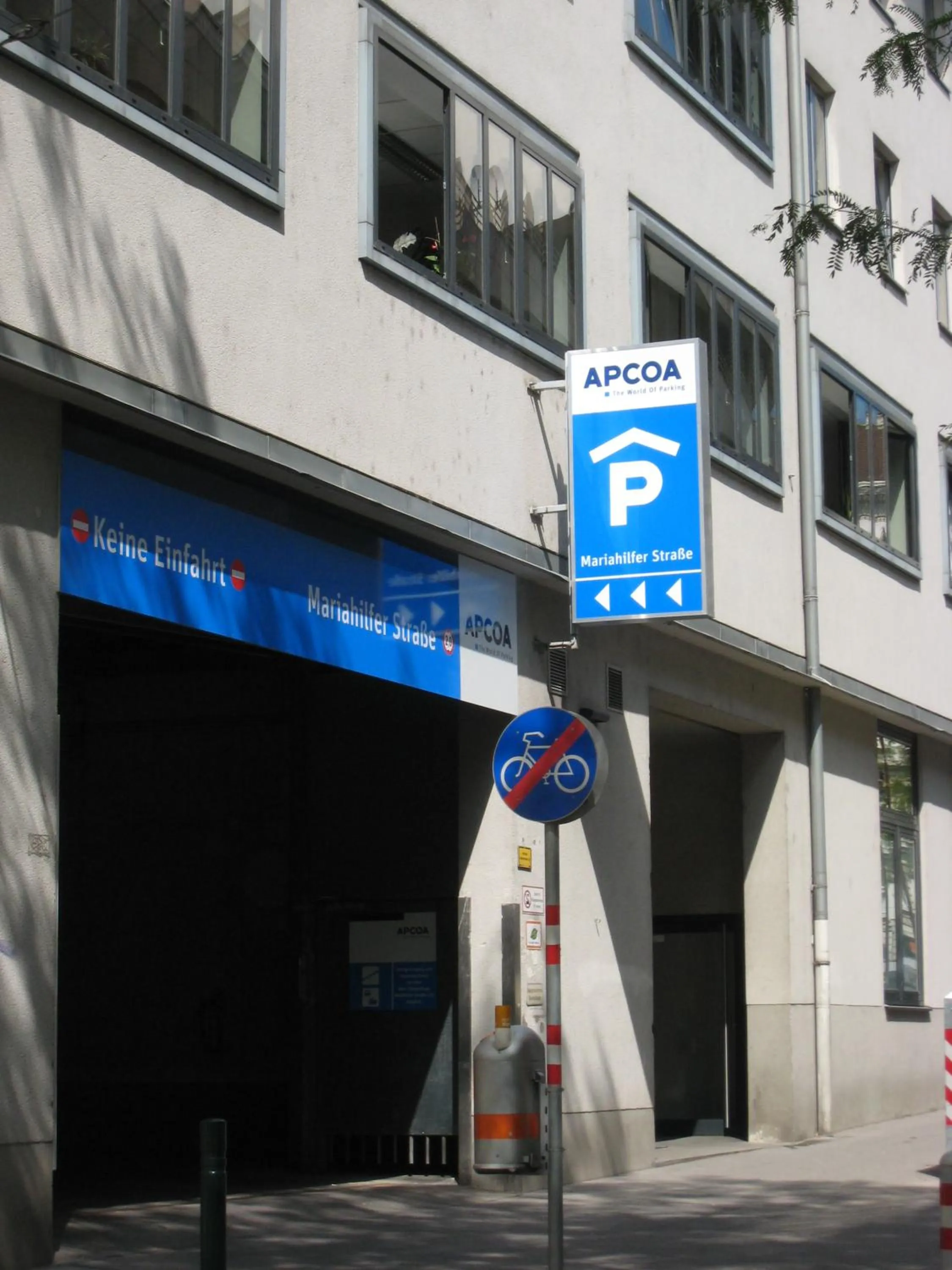 Parking in Westend City Hostel