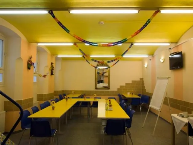 TV and multimedia in Westend City Hostel