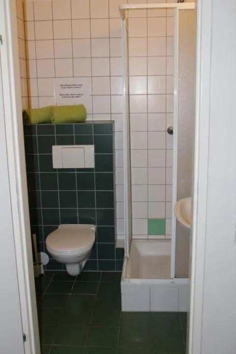 Bathroom in Westend City Hostel