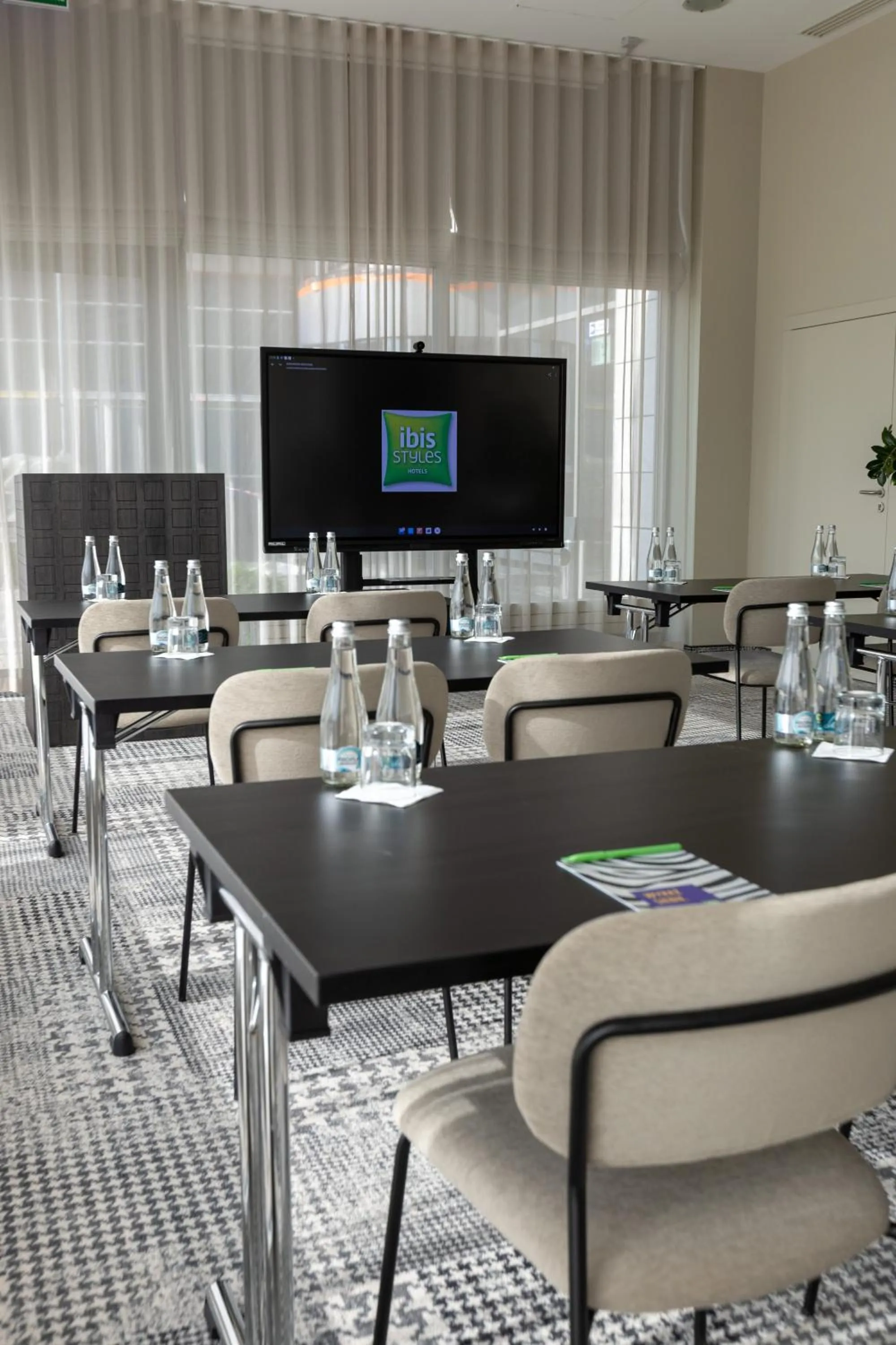 Evening entertainment in ibis Styles Warszawa Airport