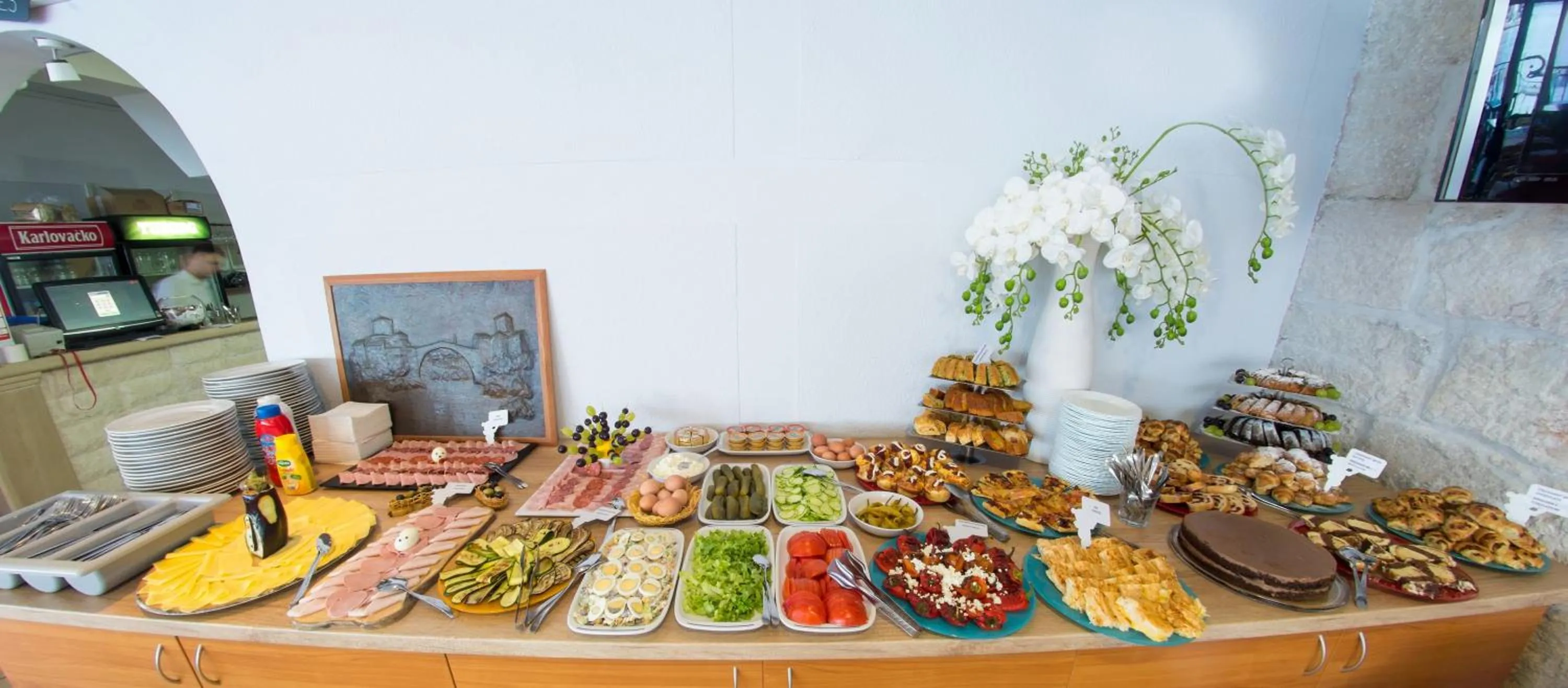 Restaurant/places to eat in Beach Hotel