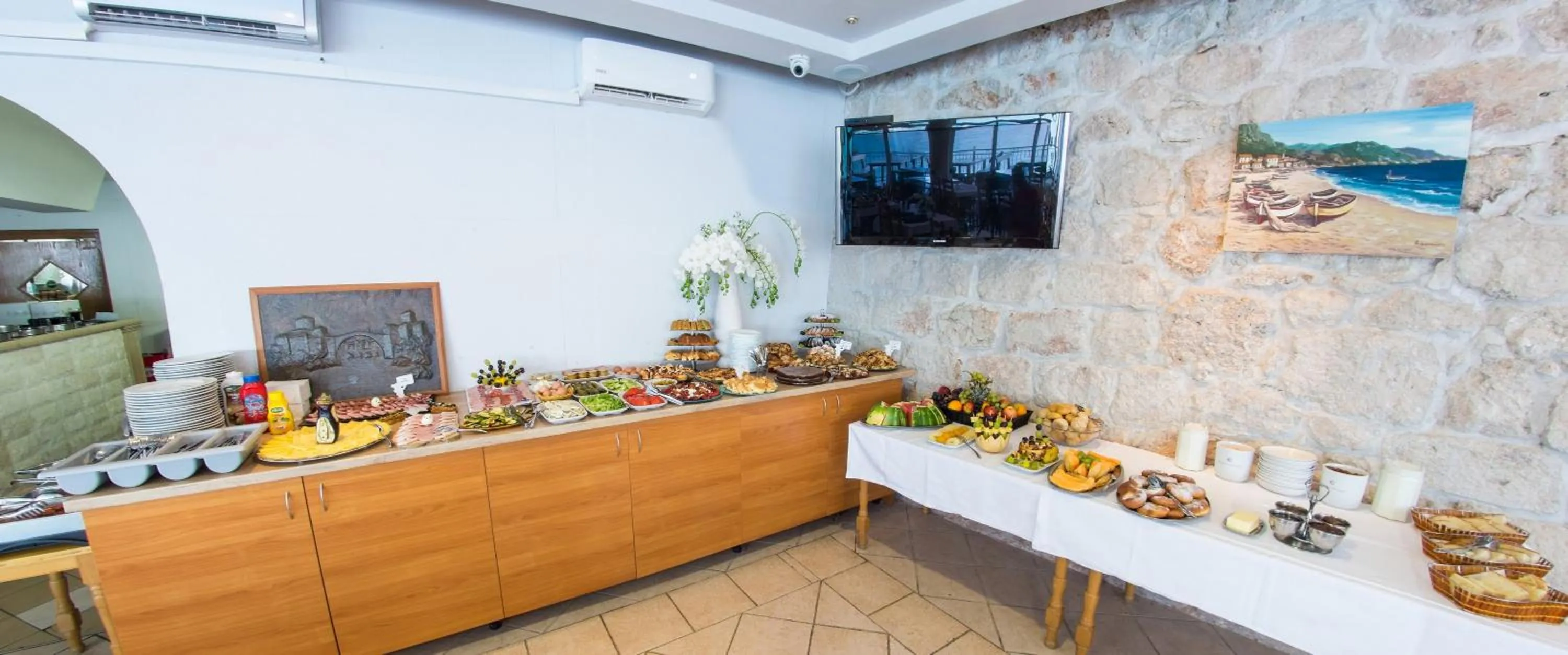 Restaurant/places to eat in Beach Hotel