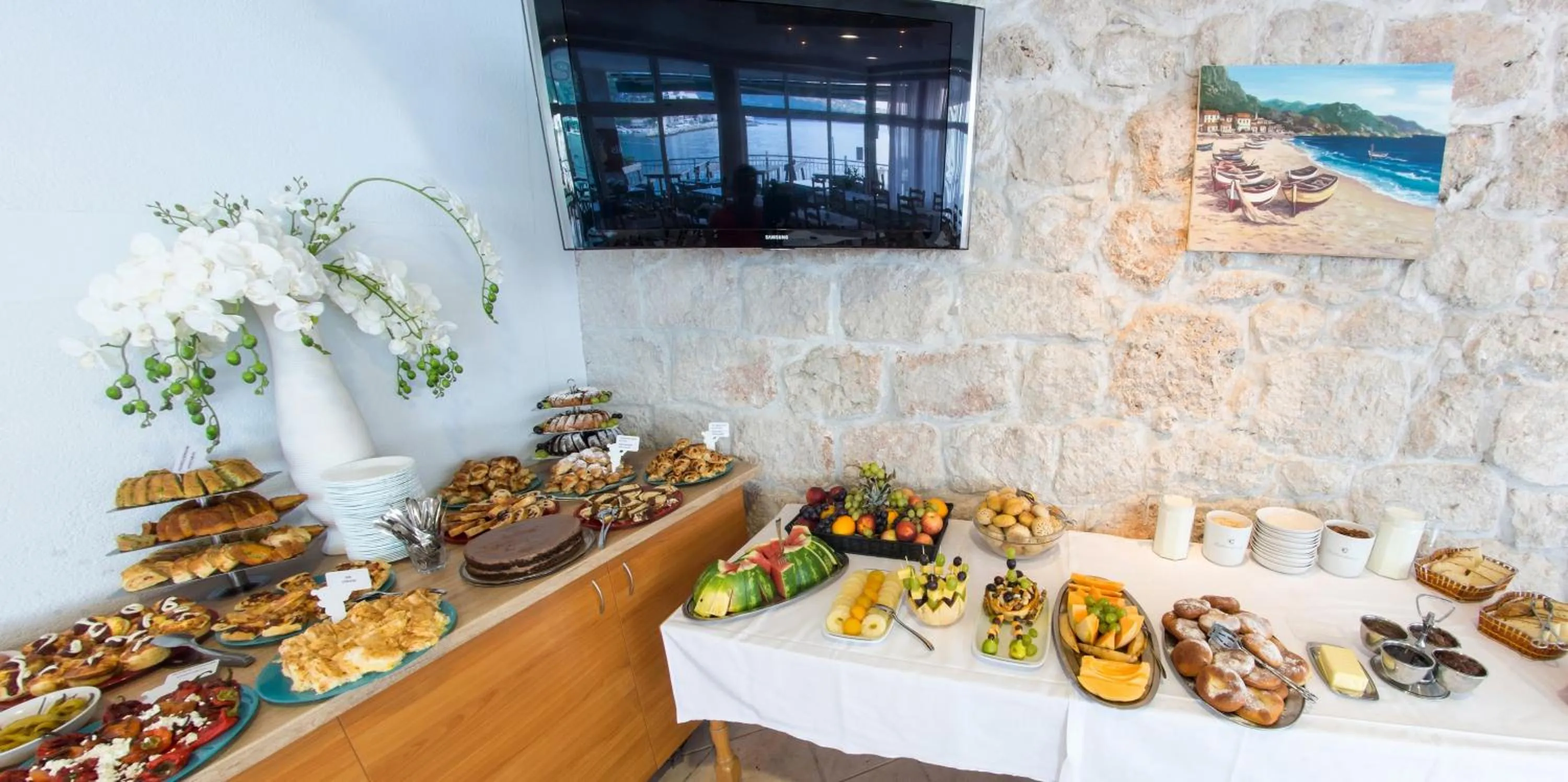 Restaurant/places to eat in Beach Hotel