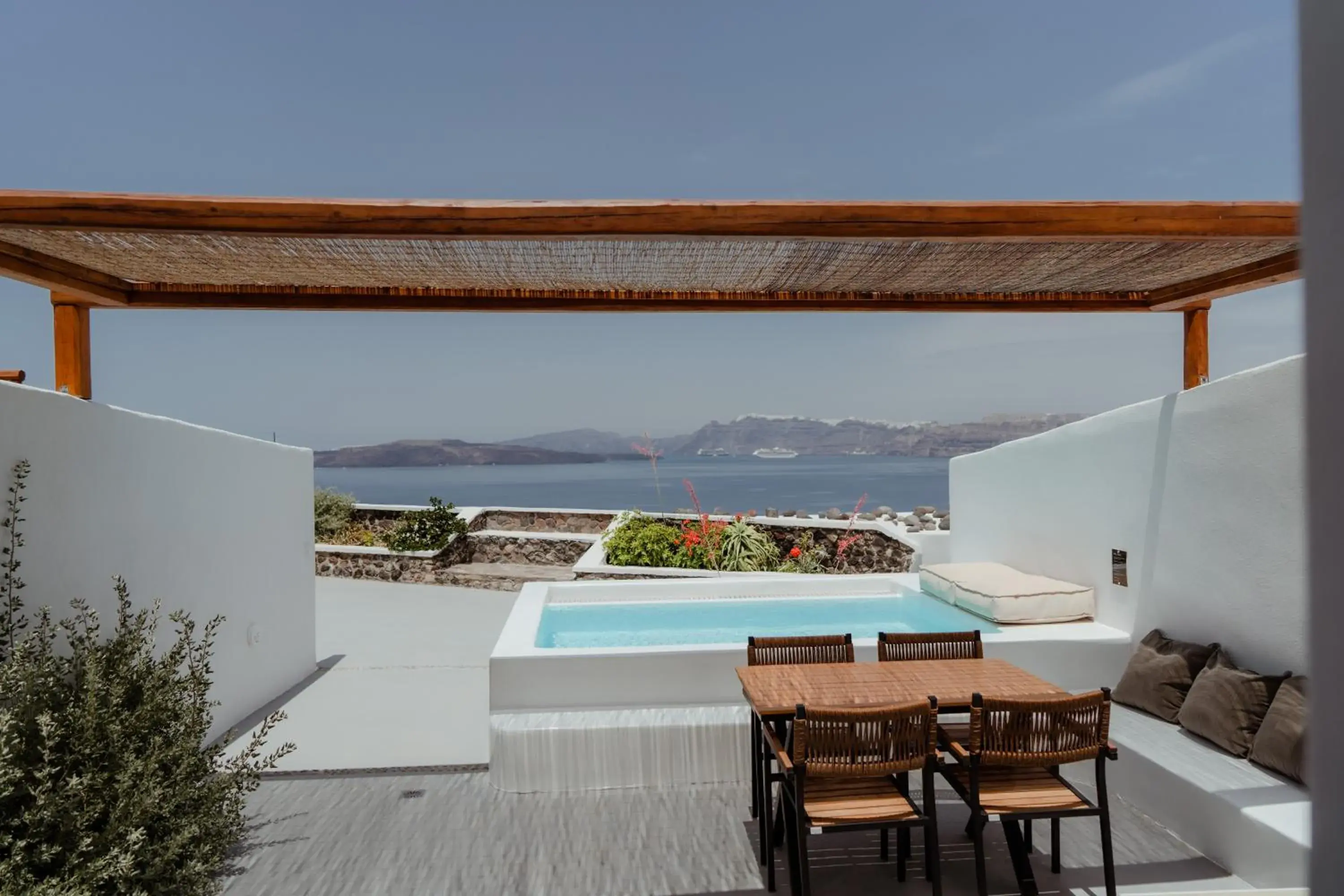 Junior suite Plunge pool & Caldera view in Goulielmos Hotel & Spa Junior suite Plunge pool & Caldera view in Goulielmos Hotel & Spa