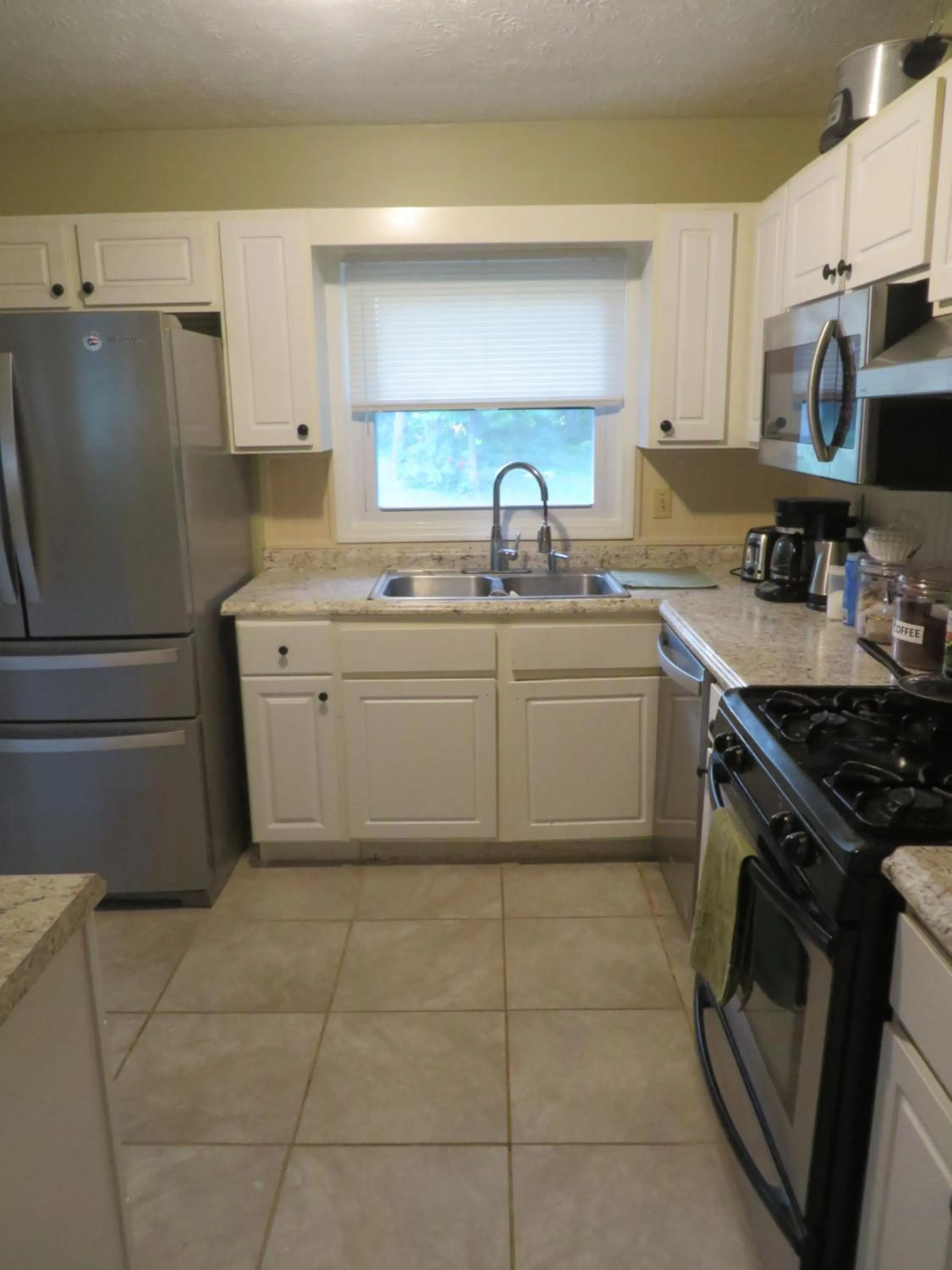 Kitchen or kitchenette in Atlanta Hartsfield Airport Guesthouse - Netflix Disney Amzn