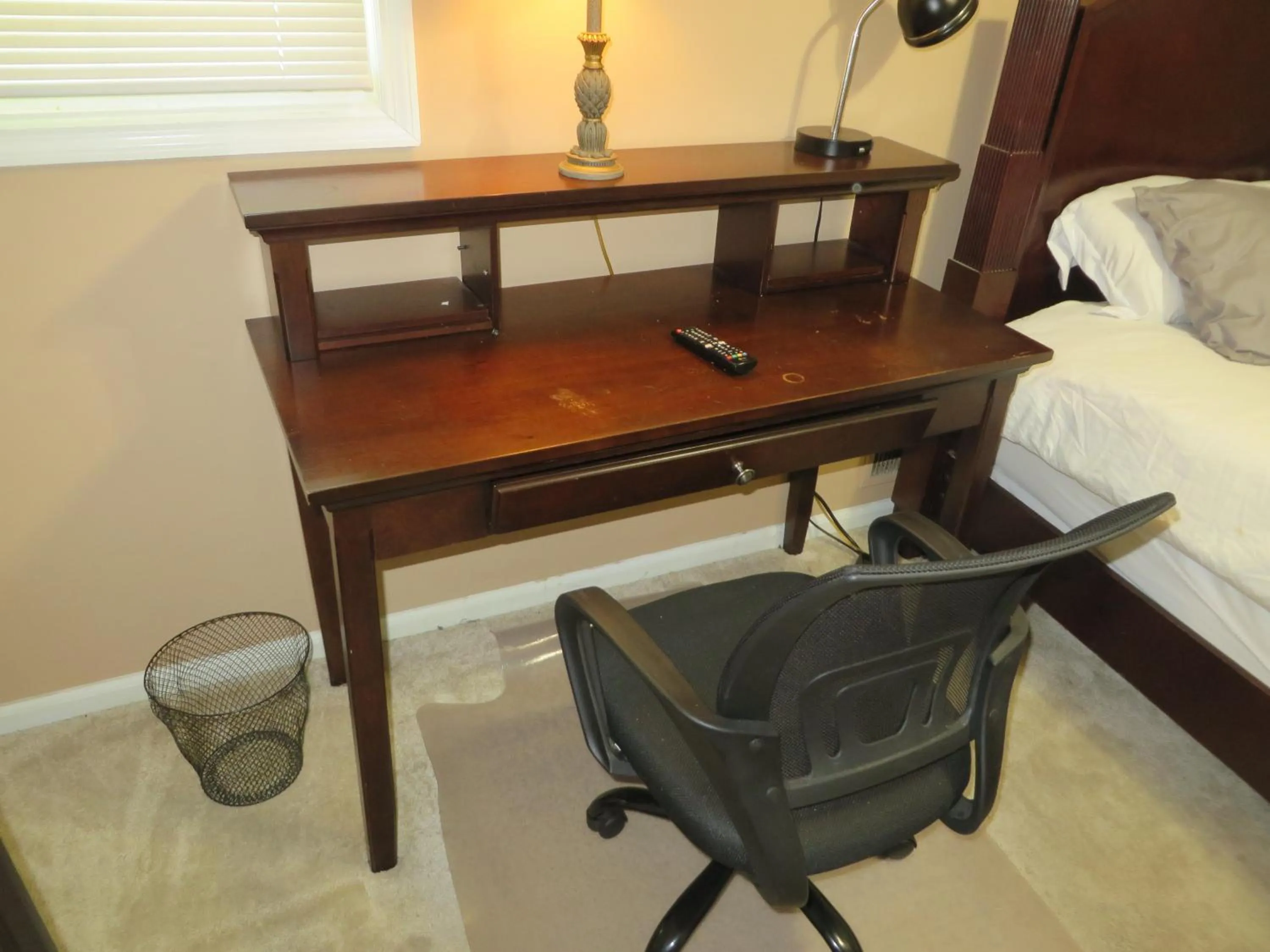 Seating area in Atlanta Hartsfield Airport Guesthouse - Netflix Disney Amzn