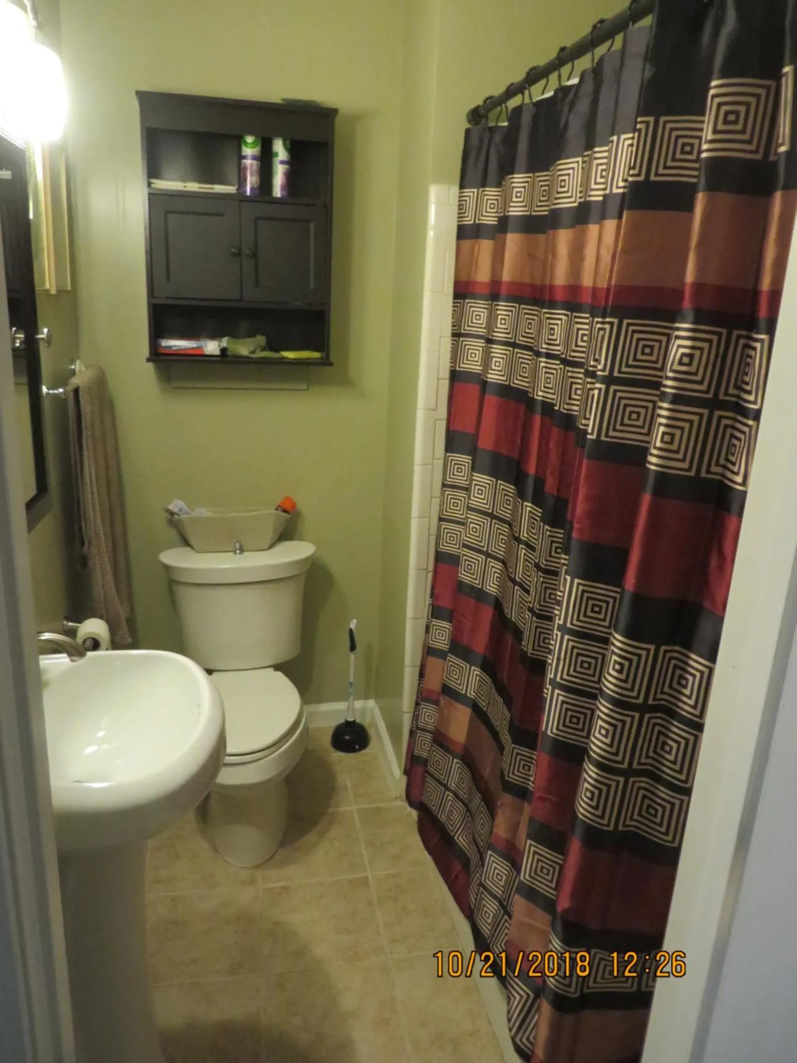 Bathroom in Atlanta Hartsfield Airport Guesthouse - Netflix Disney Amzn