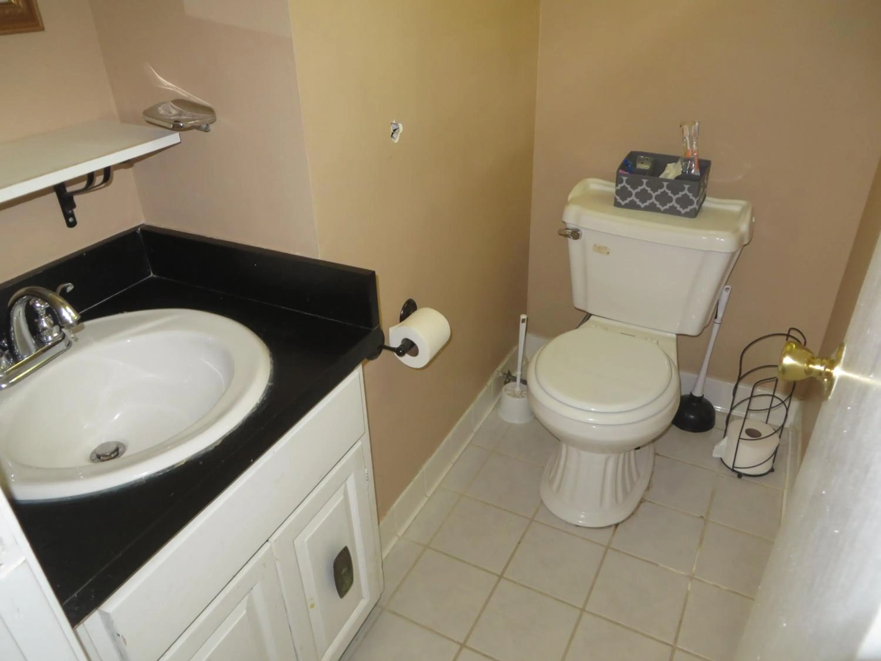 Bathroom in Atlanta Hartsfield Airport Guesthouse - Netflix Disney Amzn