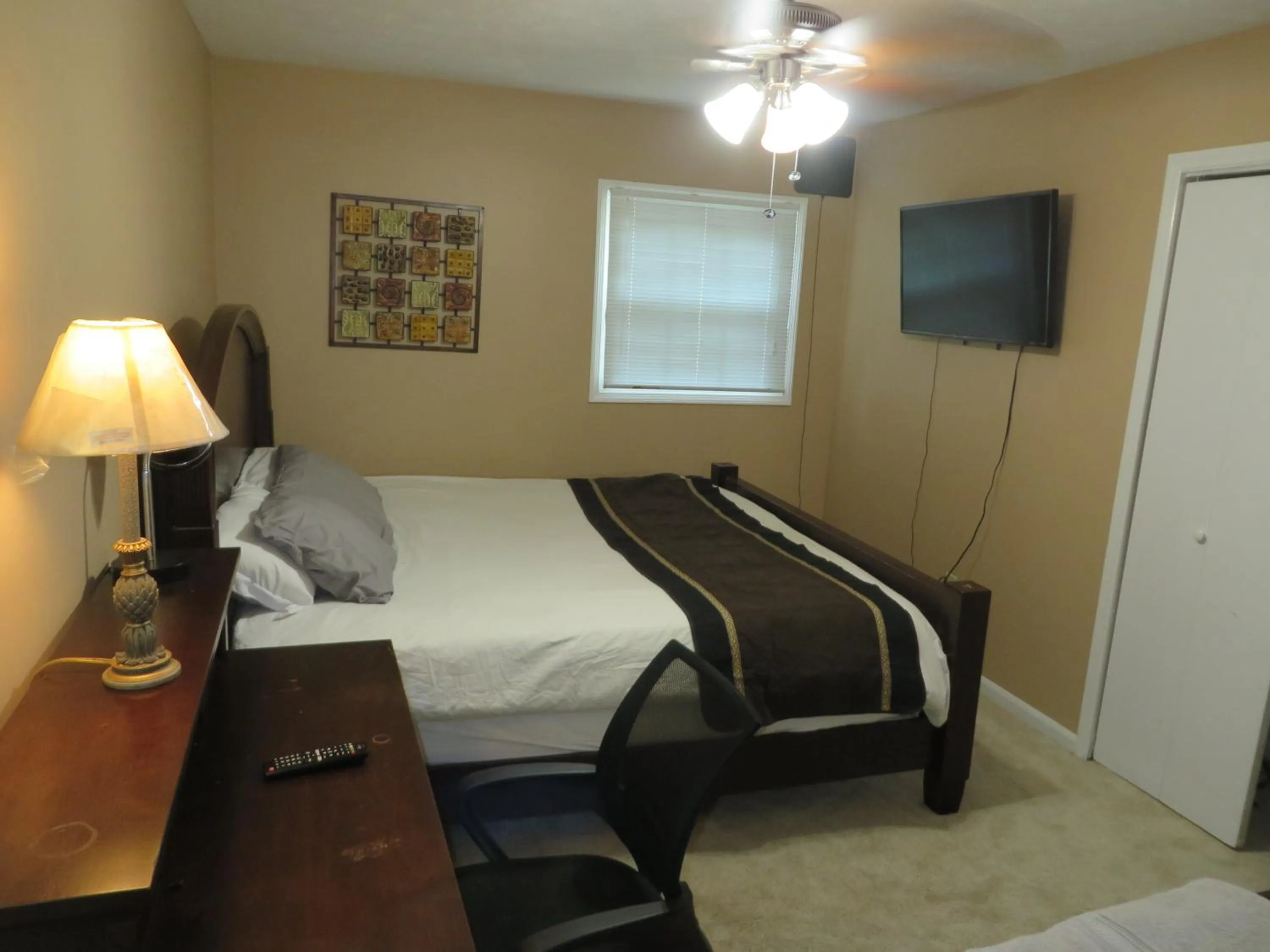 Bedroom in Atlanta Hartsfield Airport Guesthouse - Netflix Disney Amzn