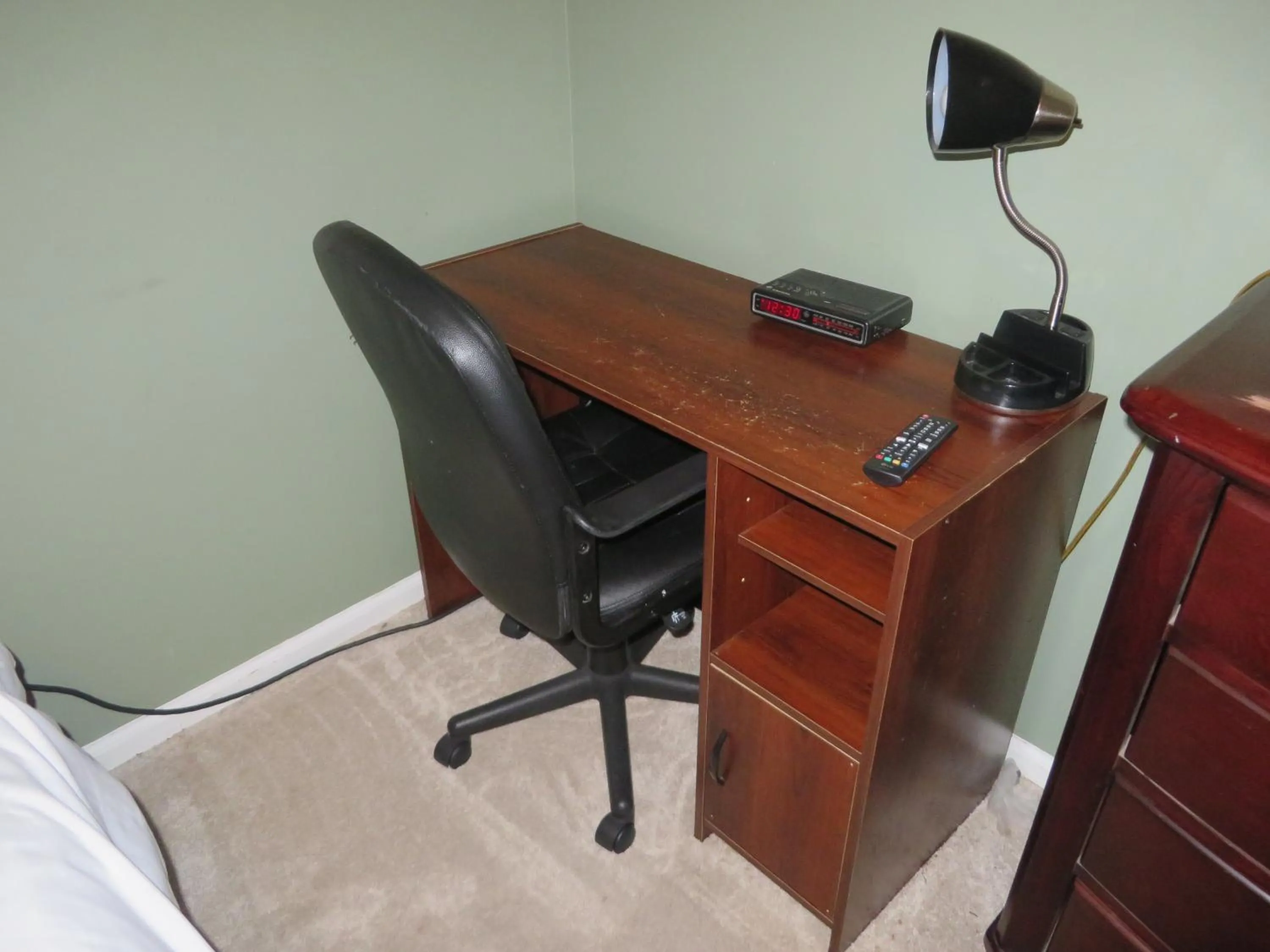 Seating area in Atlanta Hartsfield Airport Guesthouse - Netflix Disney Amzn