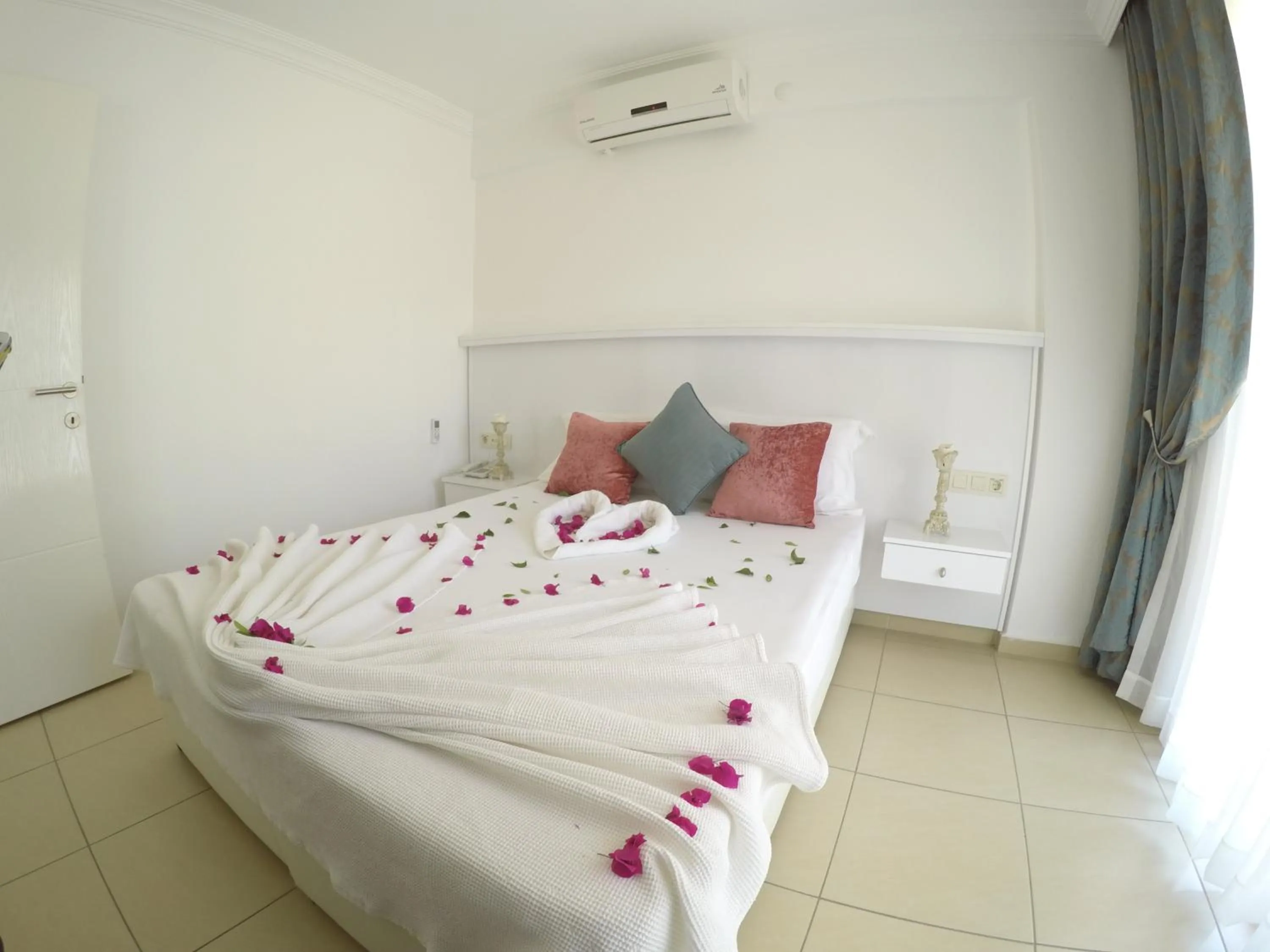 Photo of the whole room, Bed in Mervehan Residence