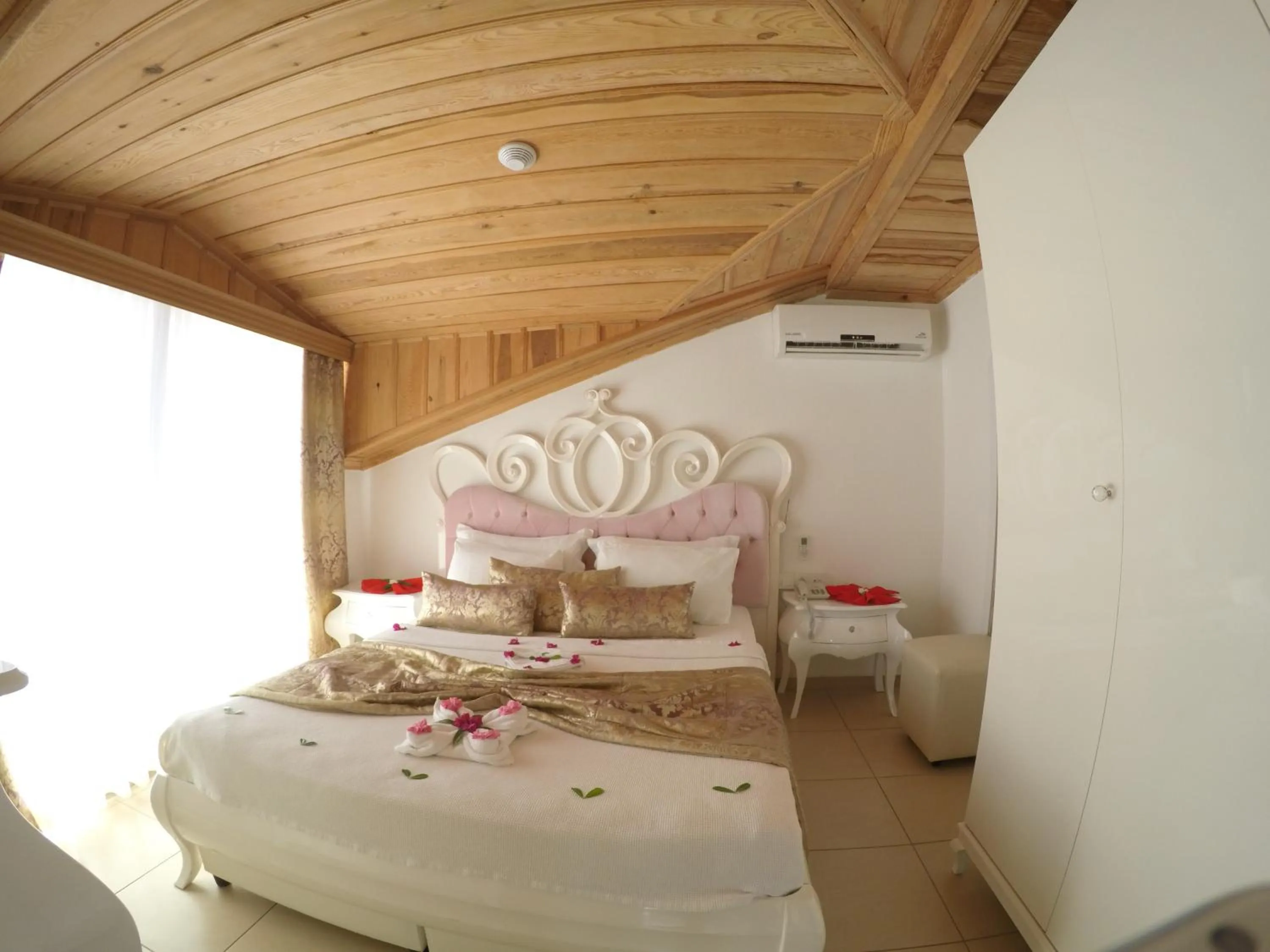 Photo of the whole room, Bed in Mervehan Residence