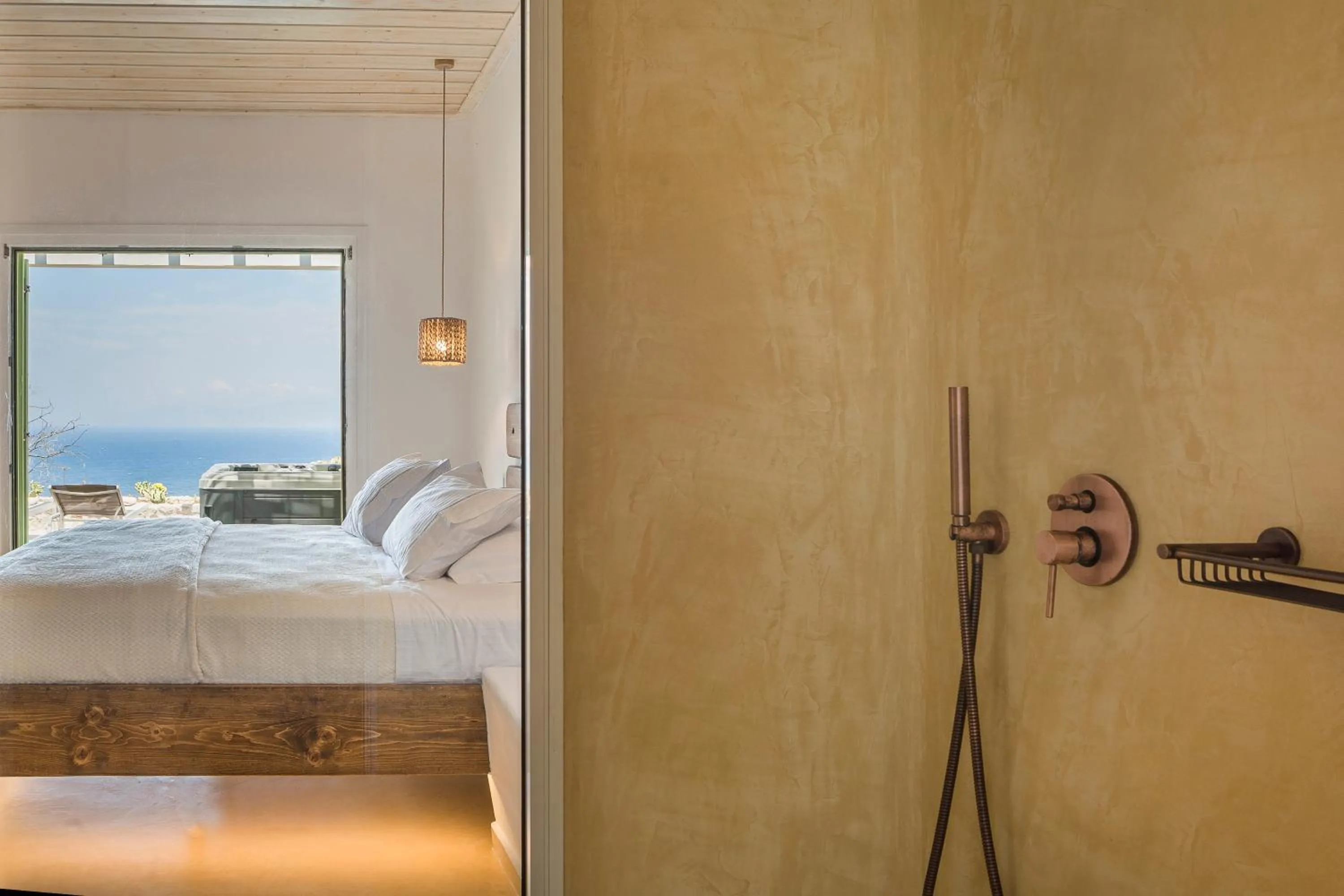 Shower, Bed in KLIDON Dreamy Living Suites