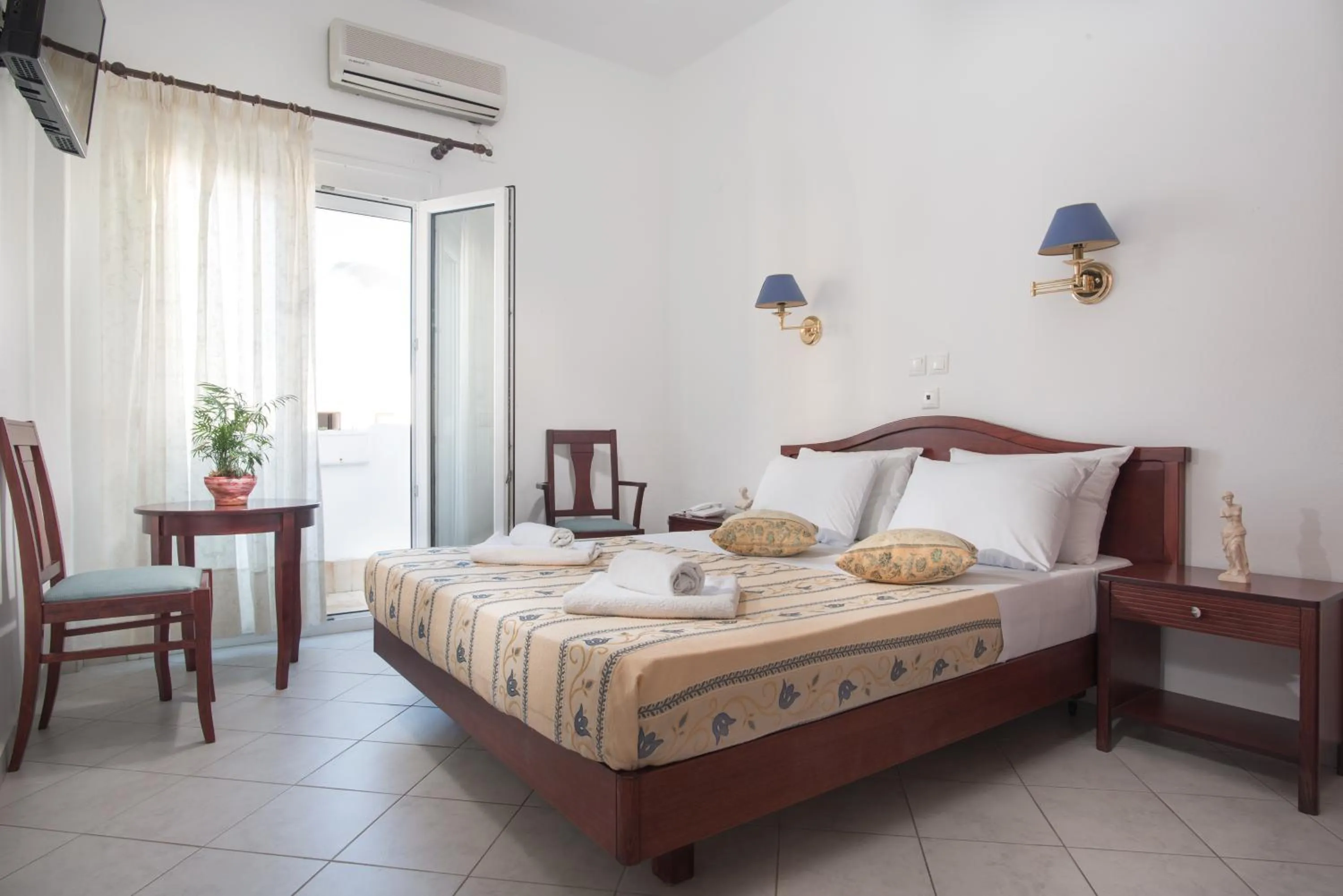 Bed in Hotel Meltemi