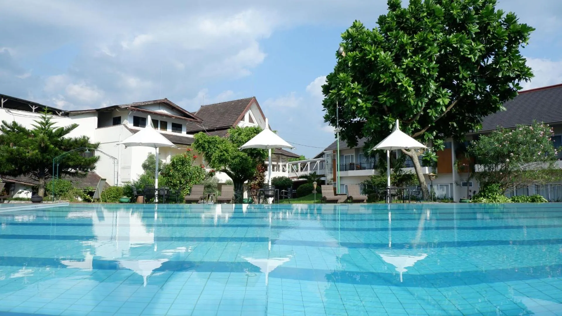Swimming pool in Front One Resort Magelang