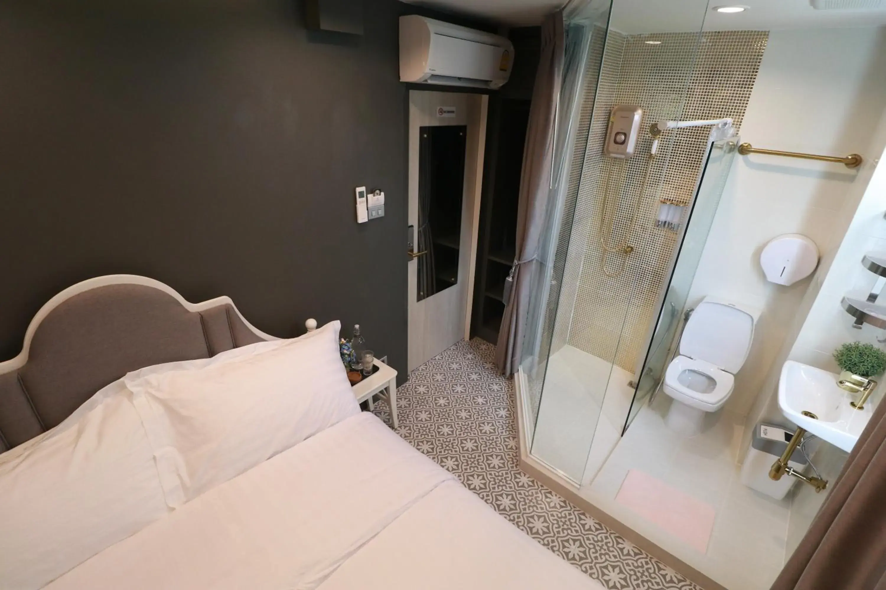 Deluxe Queen Room - single occupancy in The LOL Elephant Hostel Deluxe Queen Room - single occupancy in The LOL Elephant Hostel