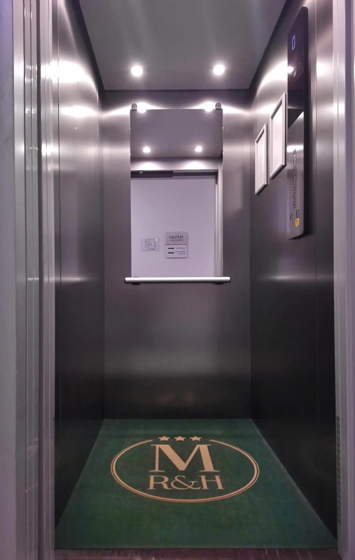 elevator in Mansio Residence & Hotel
