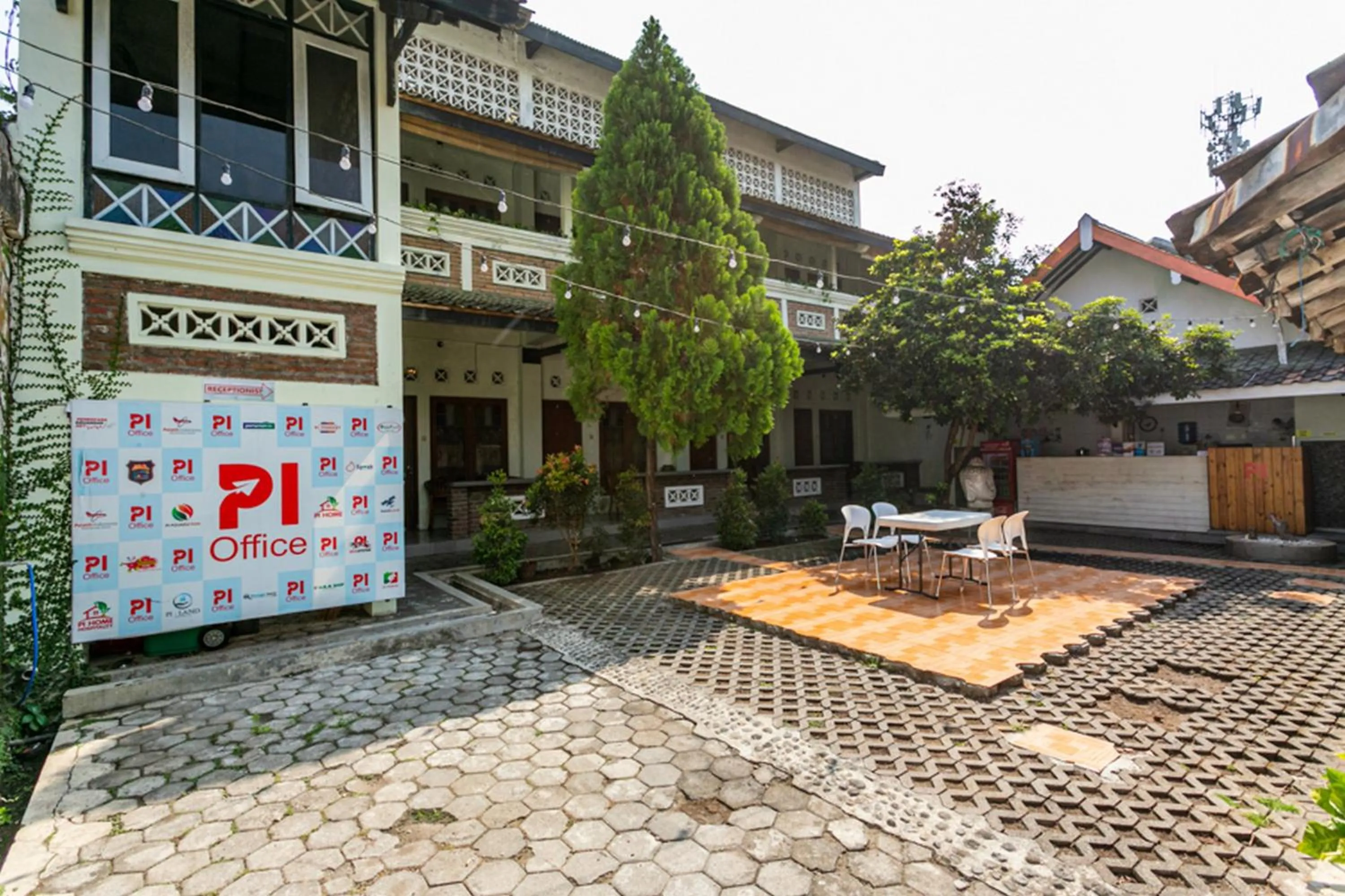 RedDoorz Plus near Taman Sari 2