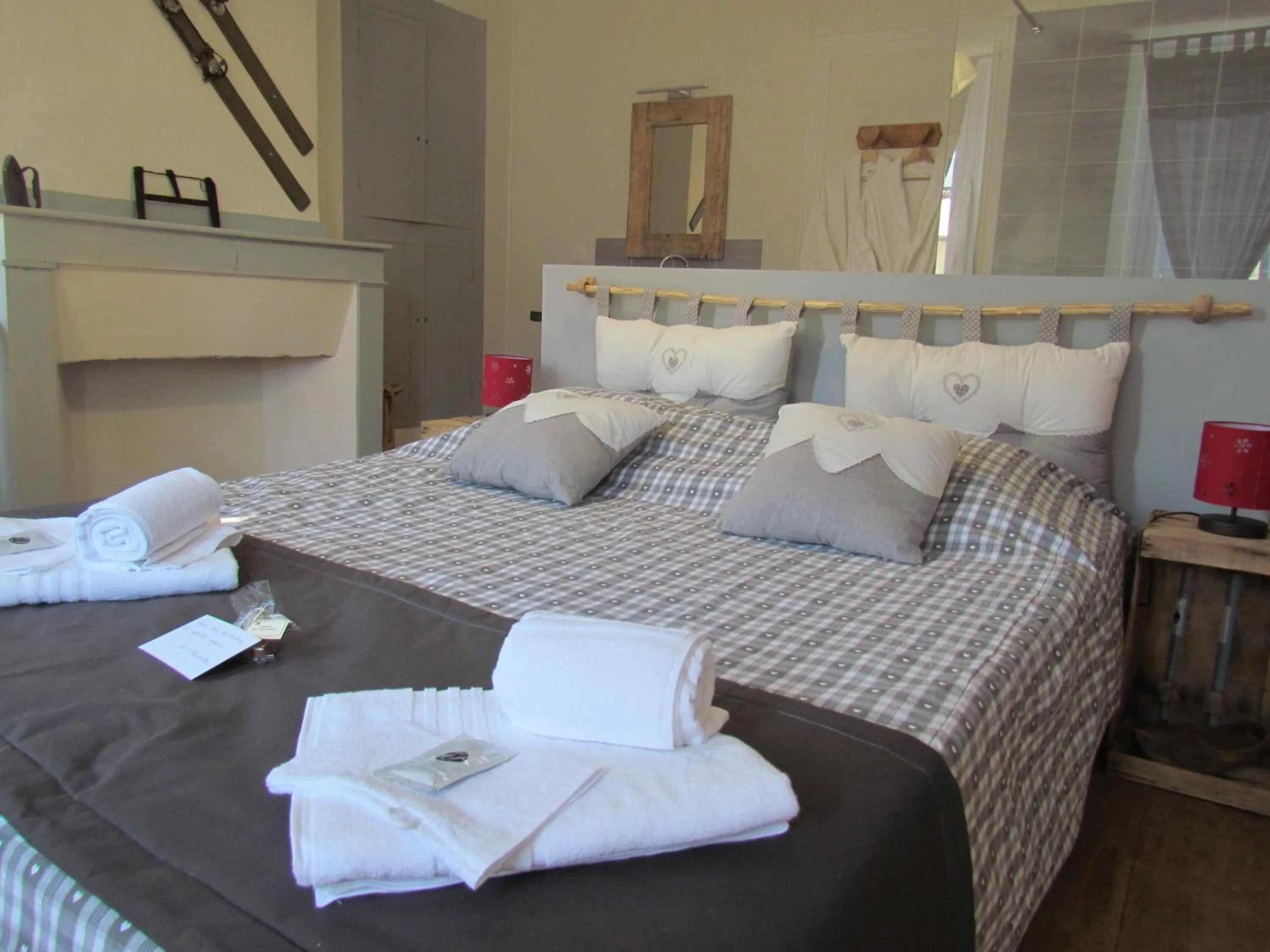 Bed in Le domaine des 3 marmottes Chambres d' hôtes