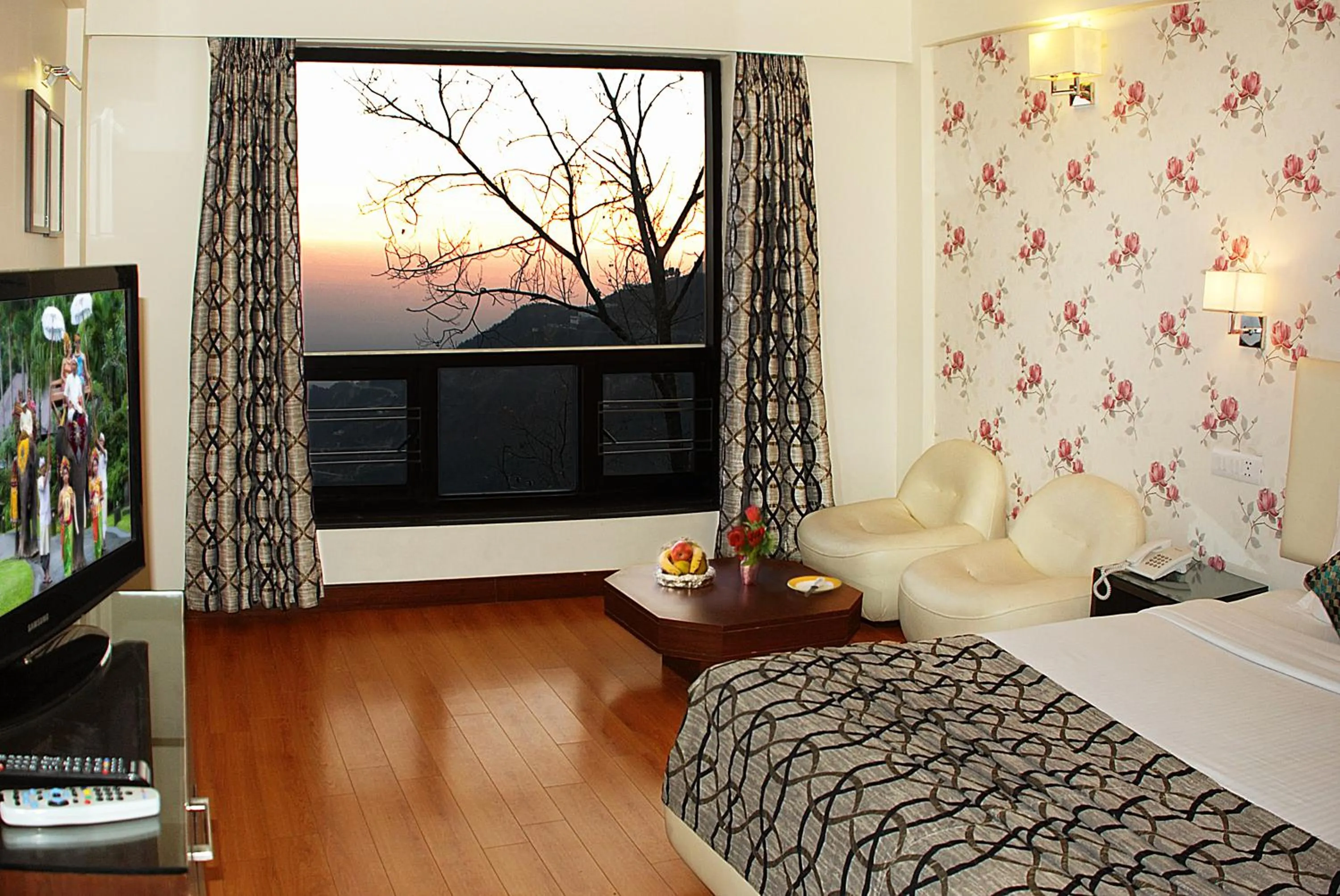 Seating area, Bed in Honeymoon Inn Mussoorie