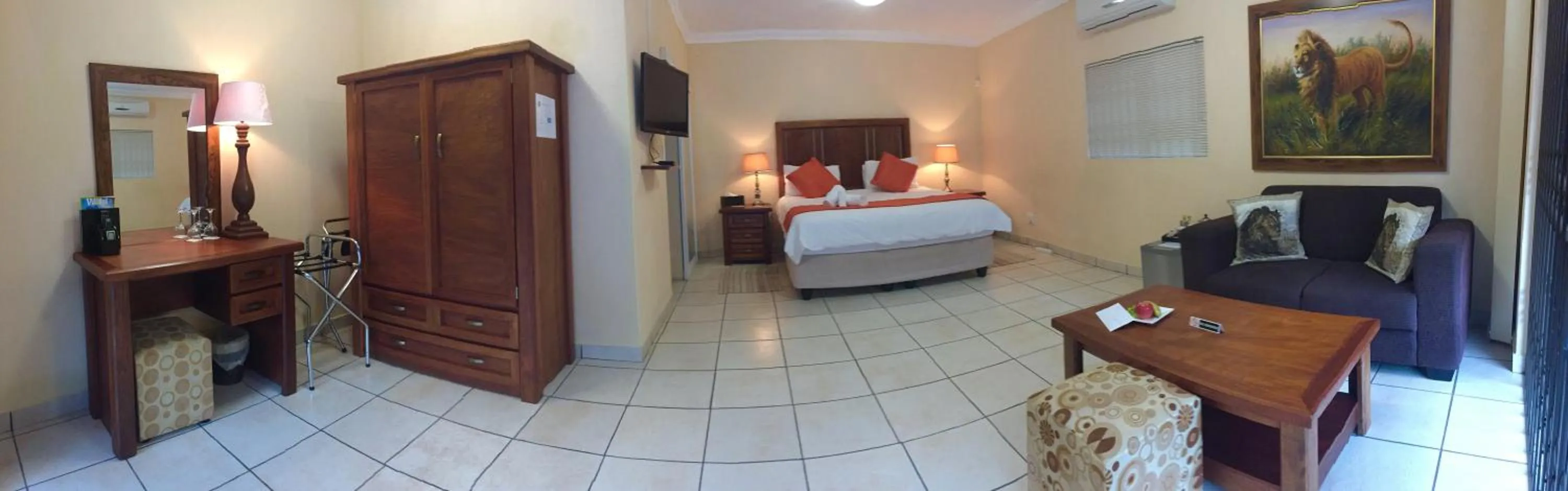 Photo of the whole room, Bed in Ubuntu Bed and Breakfast