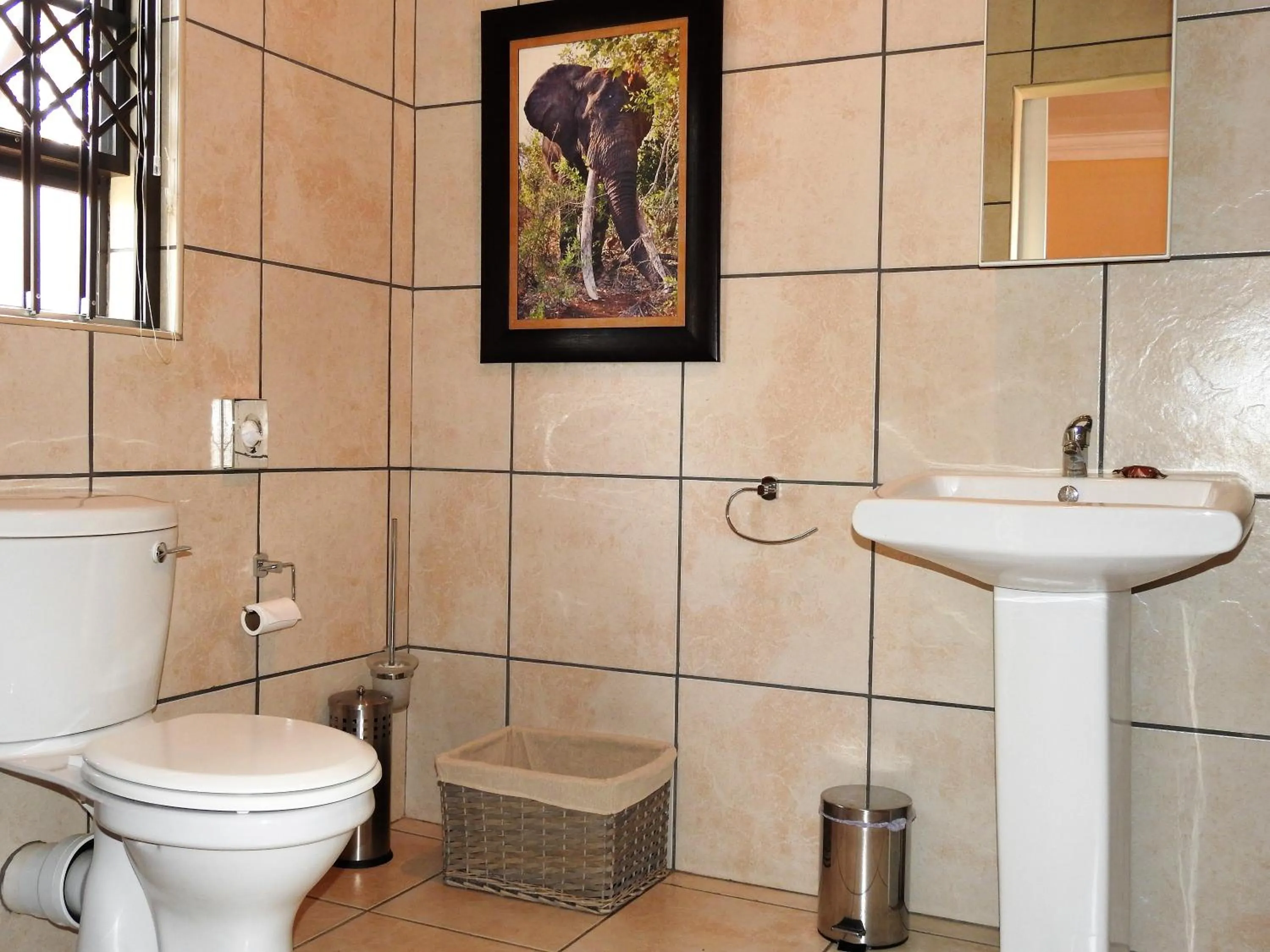 Toilet in Ubuntu Bed and Breakfast