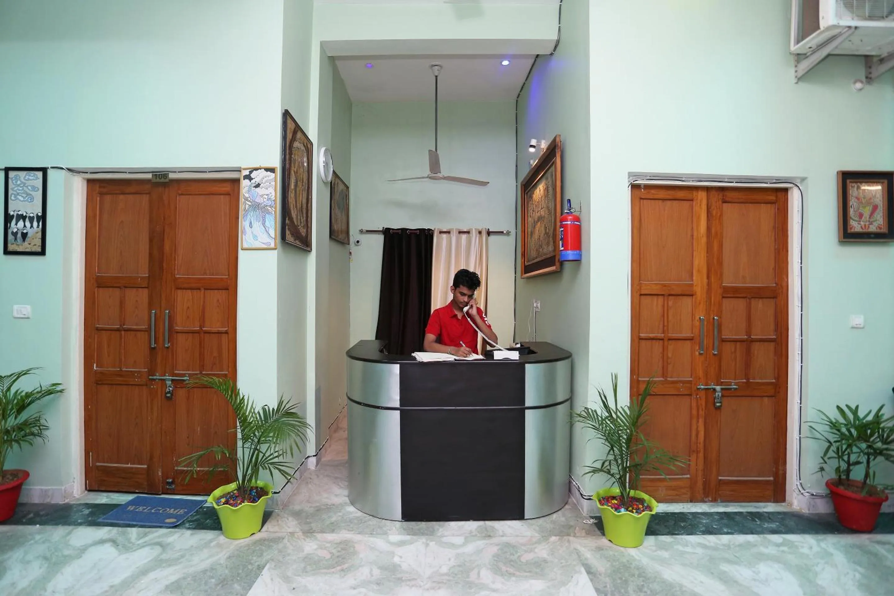 Lobby or reception in Super Collection-O Sara Grand Near Ram Manohar Lohia hospital