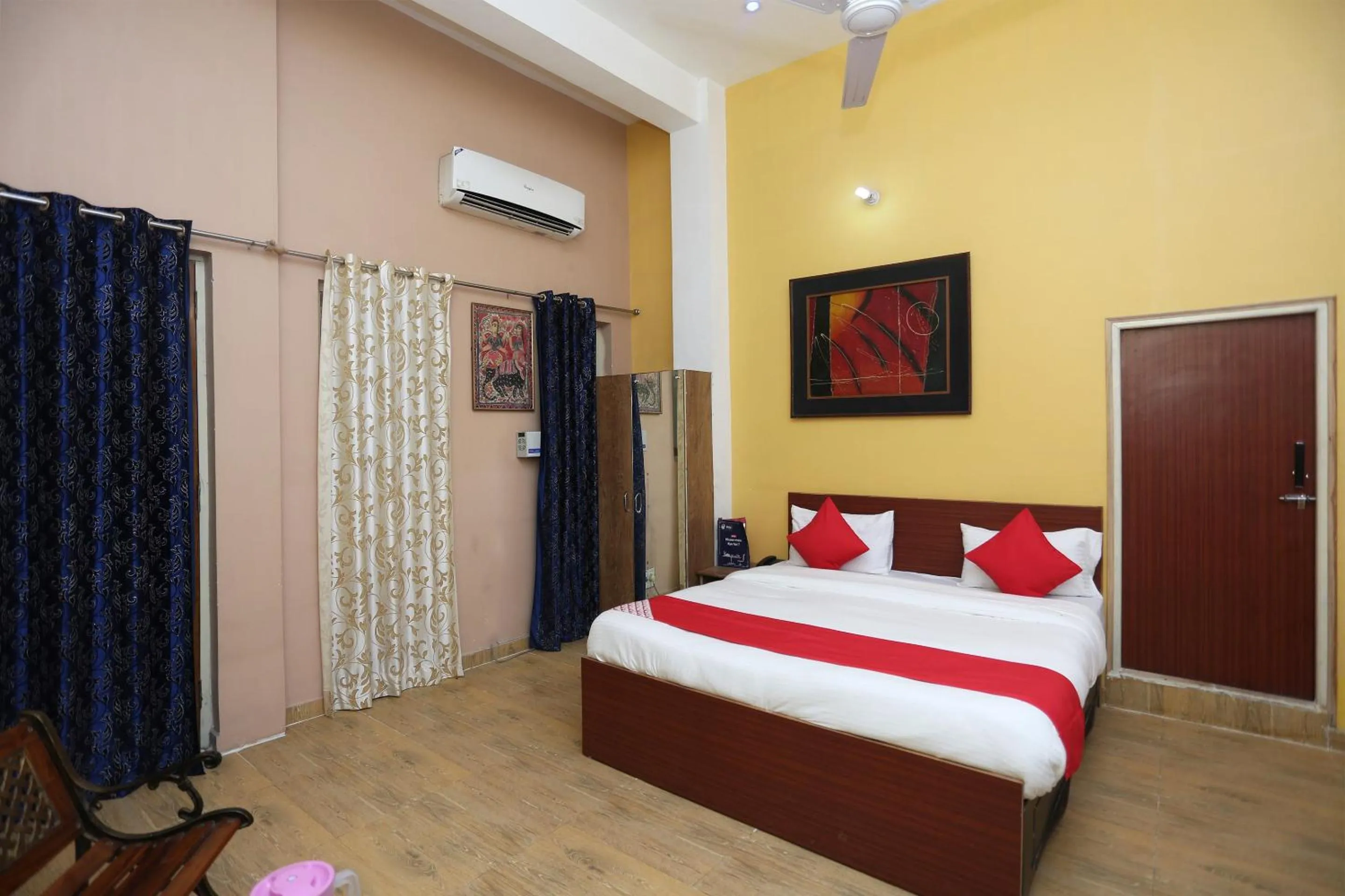 Bedroom, Bed in Super Collection-O Sara Grand Near Ram Manohar Lohia hospital