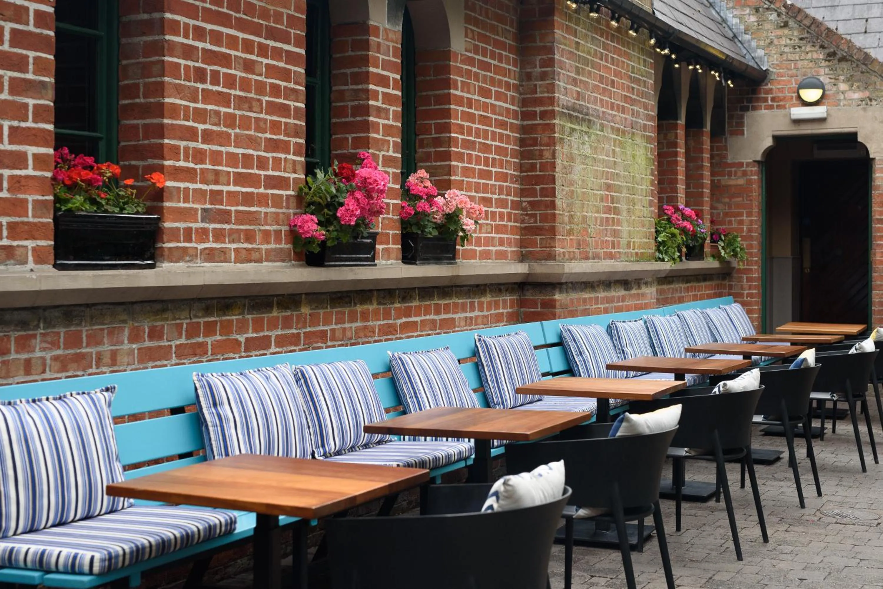 Restaurant/places to eat in Schoolhouse Hotel